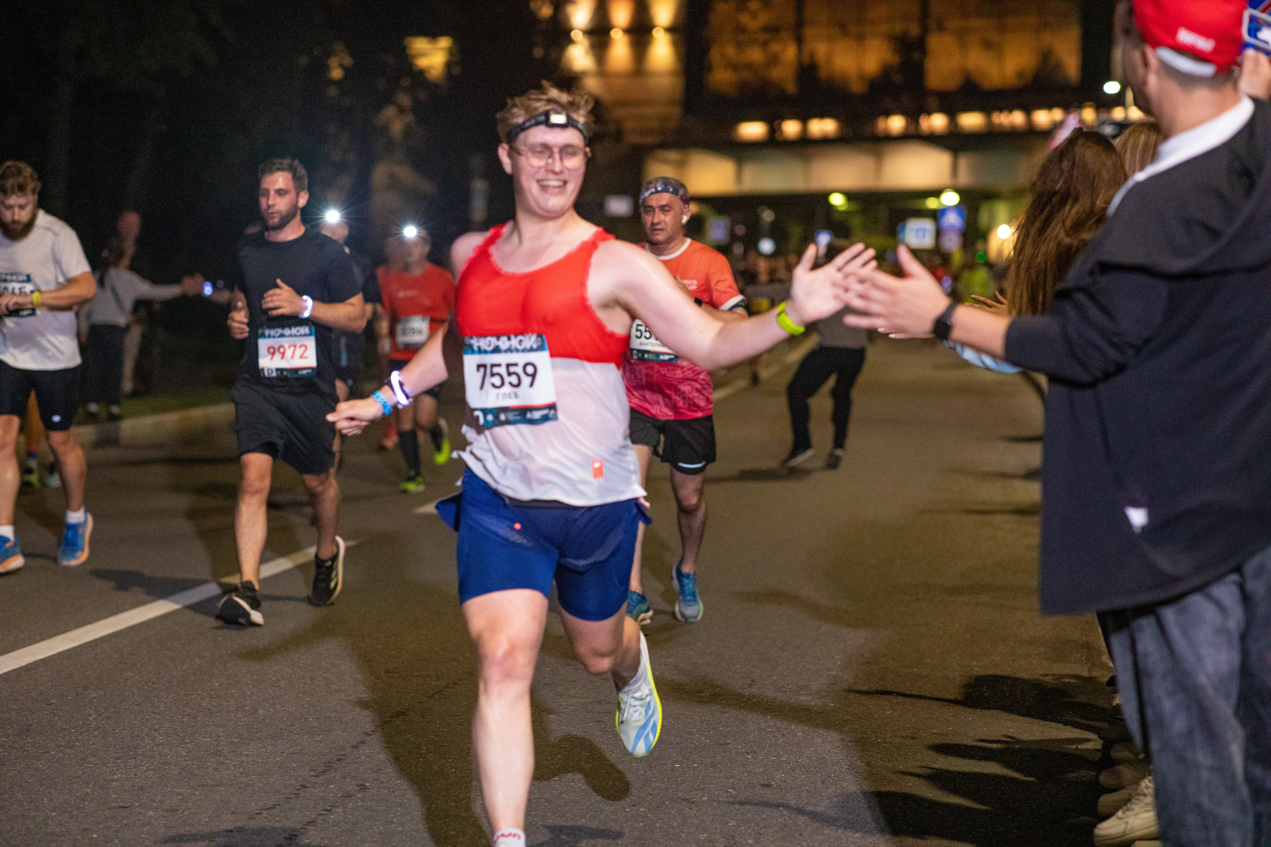 Ночной забег в ленте фотографий бегунов 03.08.24. Фотограф Сергей Ловкий