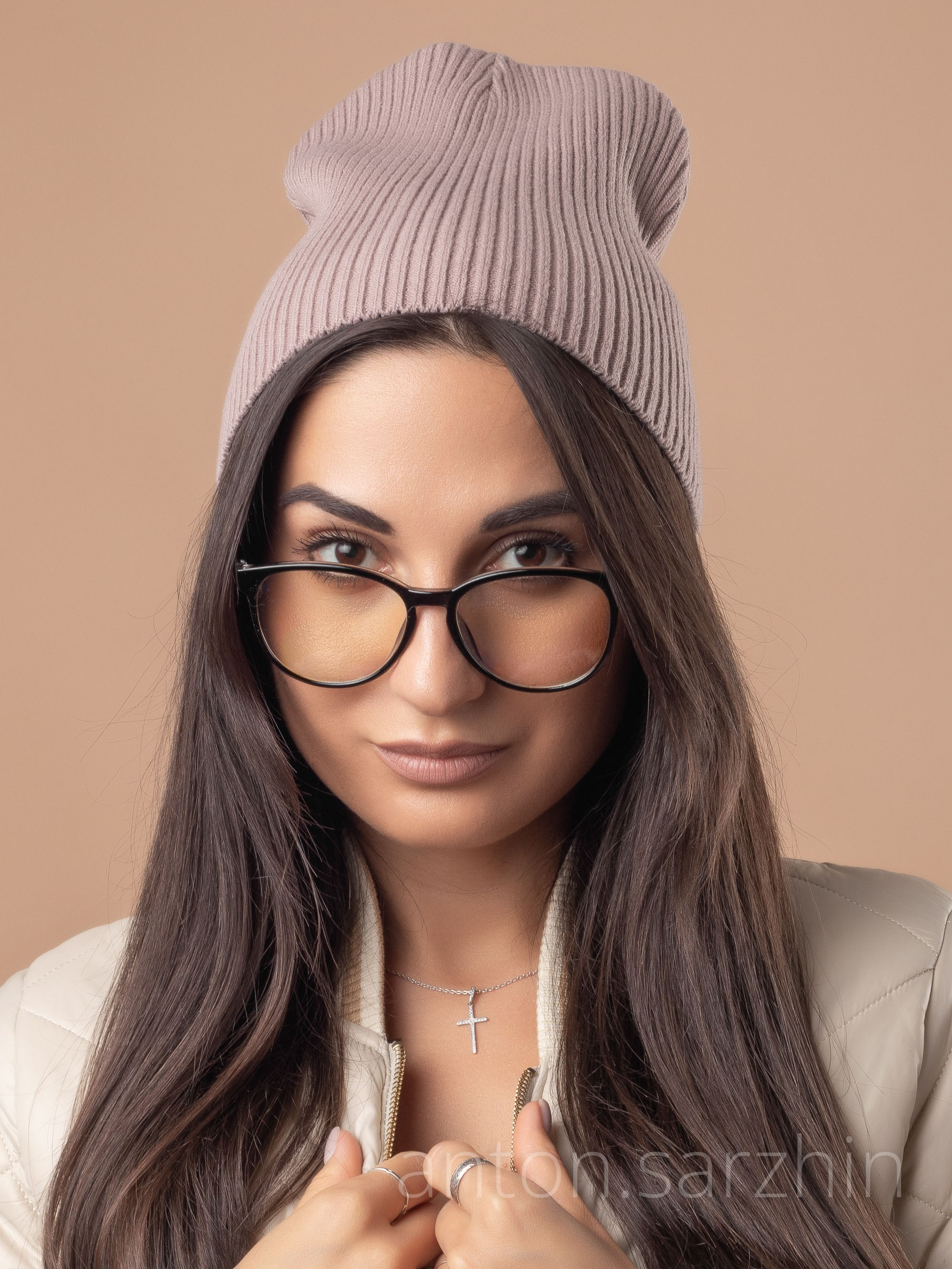 Шапка бини женская на модели