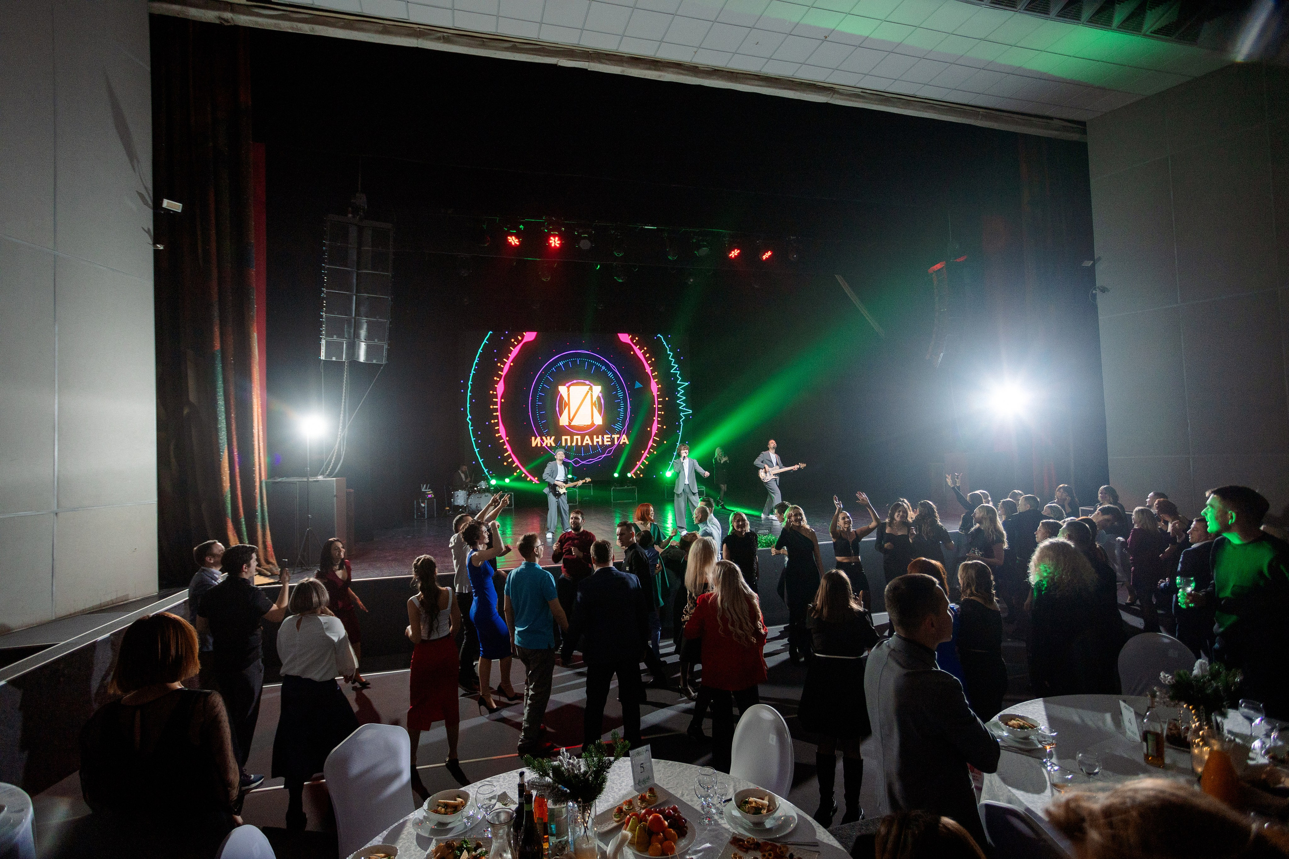 РЕПОРТАЖ: НОВЫЙ ГОД В ДК МЕТАЛЛУРГ. Профессиональный фотограф в Ижевске Леша Петров