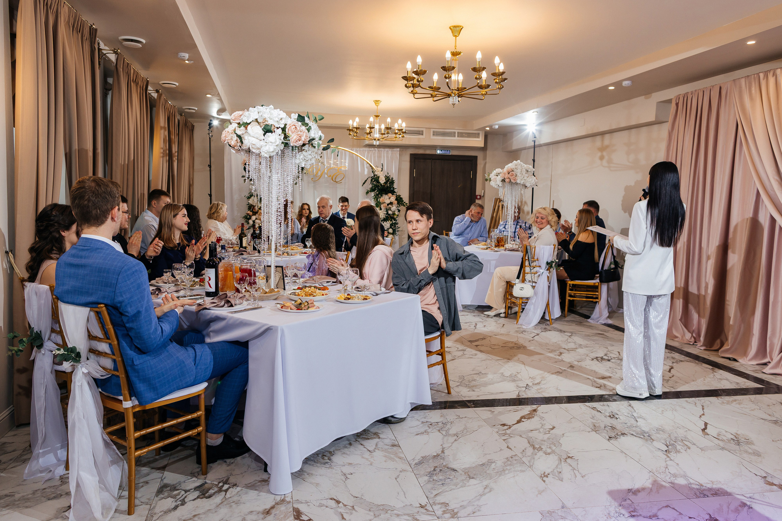 Роскошное утро пары в номере отеля. Олег Сверчков | Свадебный фотограф Вологда