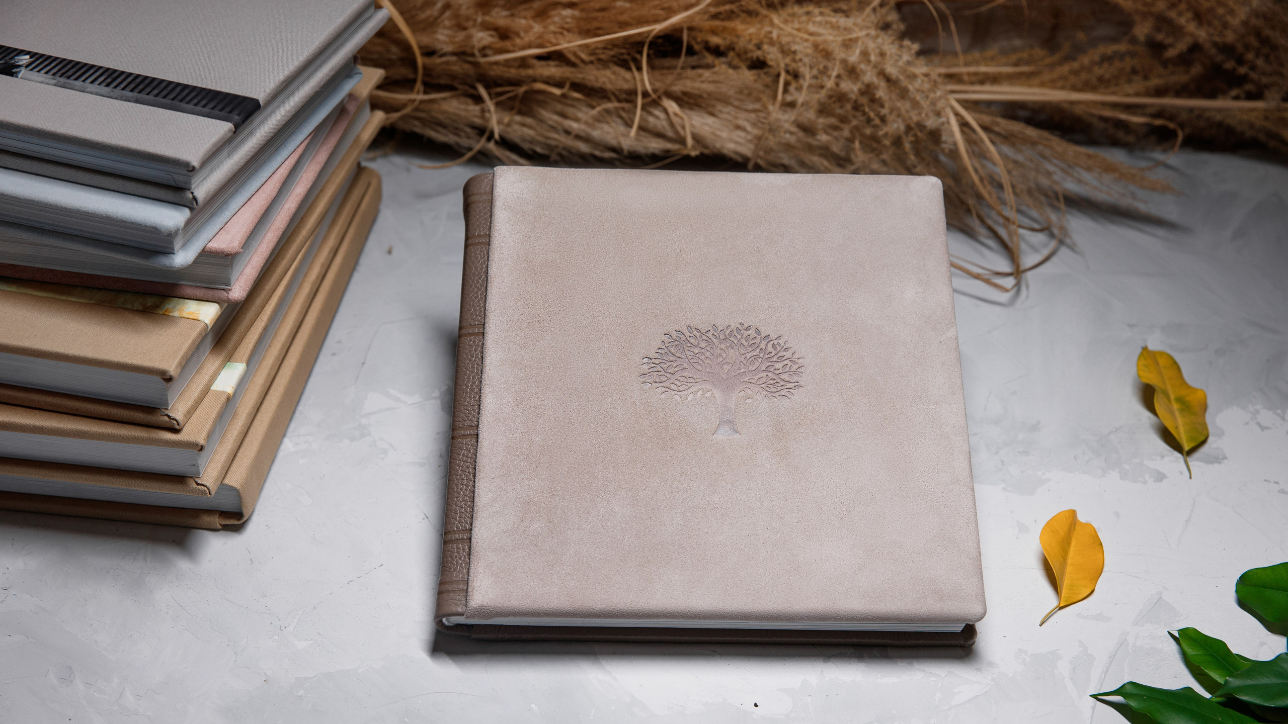 Изготовление премиальных фотокниг на заказ в мастерской, большой выбор материалов и цветов.