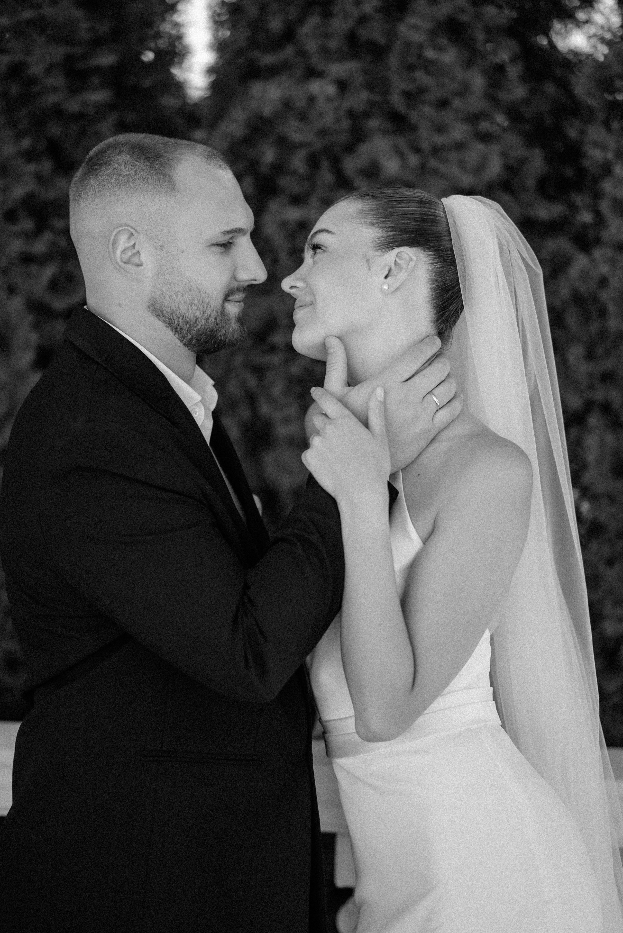 Wedding day in VERSAL PARK. Wedding PHOTOGRAPHER Andrew Vnukov