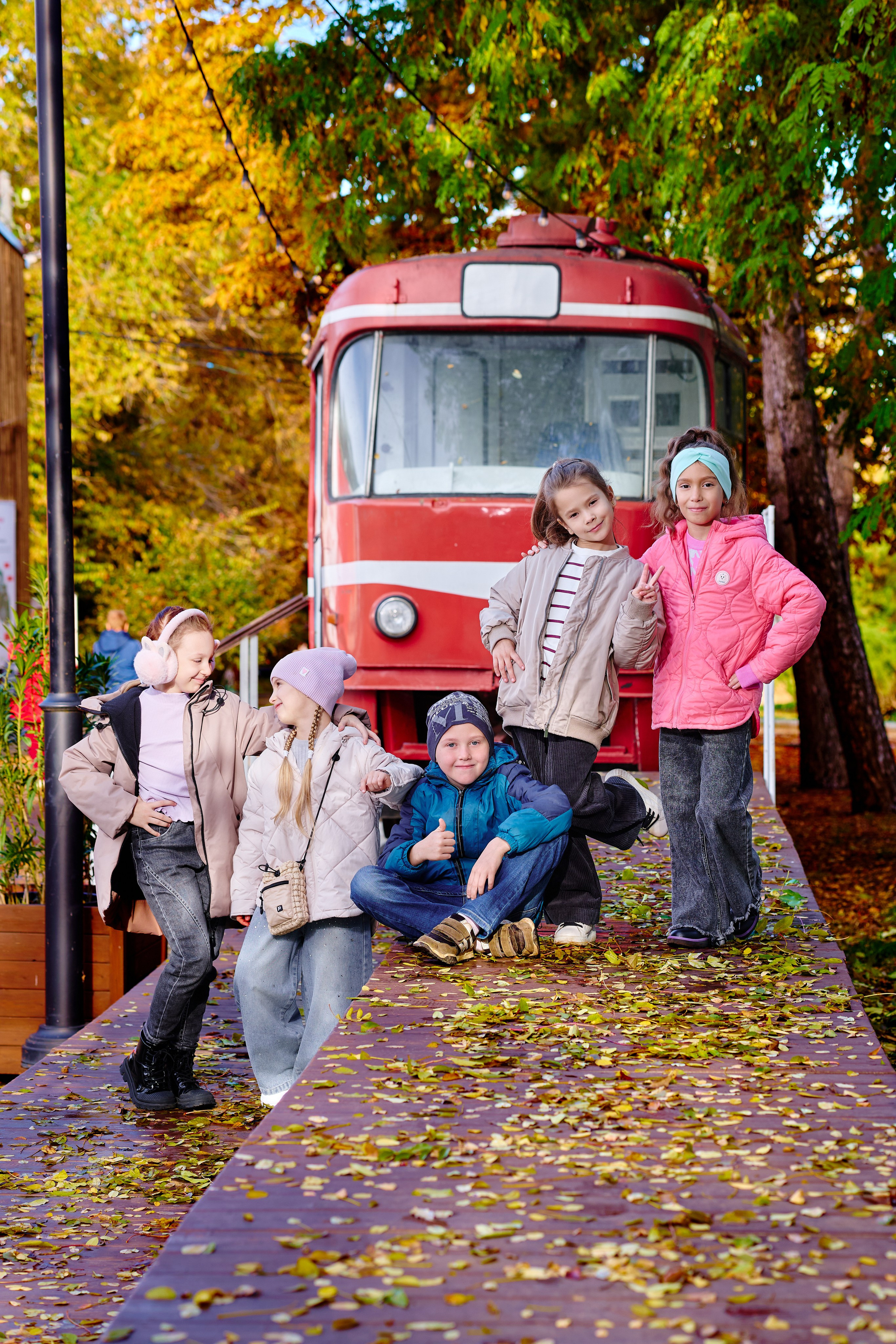 Прогулка в парке классом. Фотограф Выпускные альбомы Таганрог Сергей Коробченко