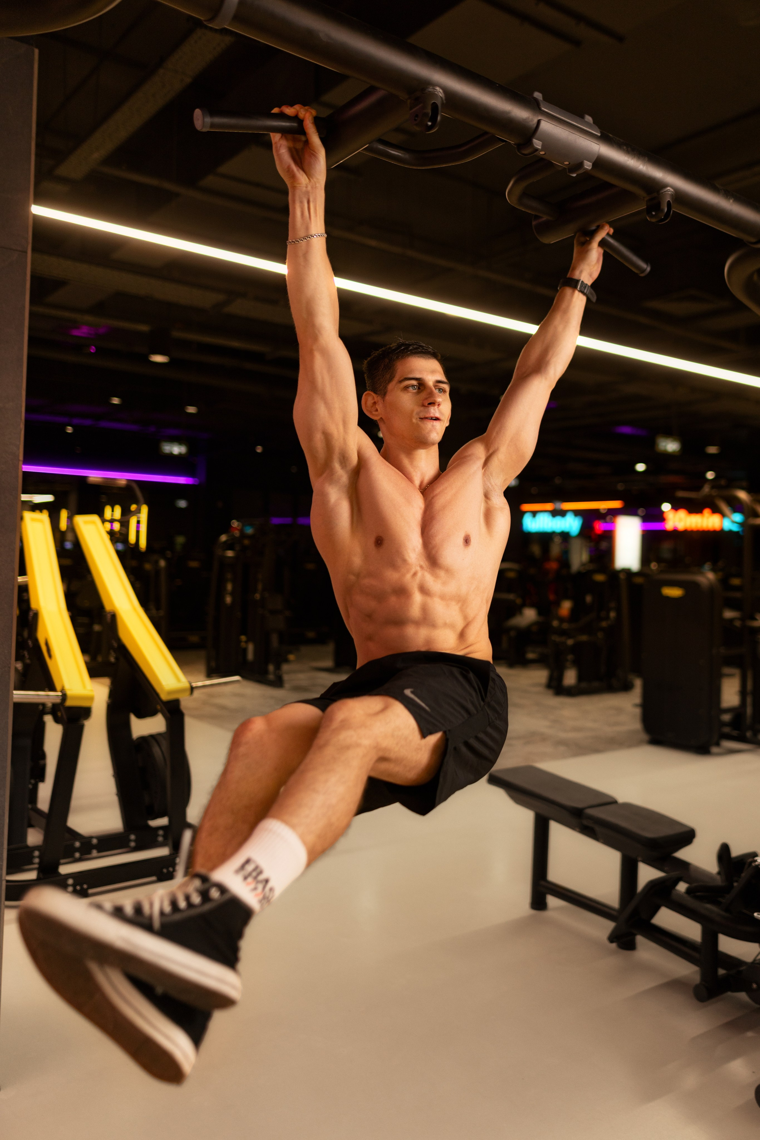 Фотосет в Владом в тренажерном зале для контента. Дмитрий Шульгин, портретный фотограф в Воронеже