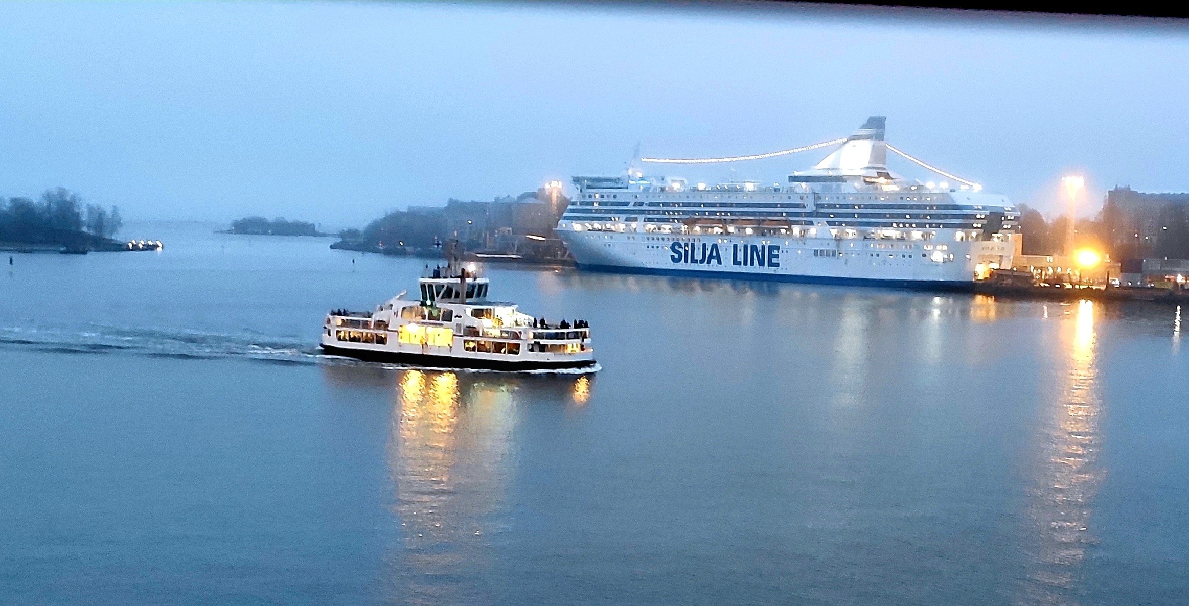 Или на пароме, который ходит 24 ч. Днем по 3-4 раза в час, ночью - сильно реже