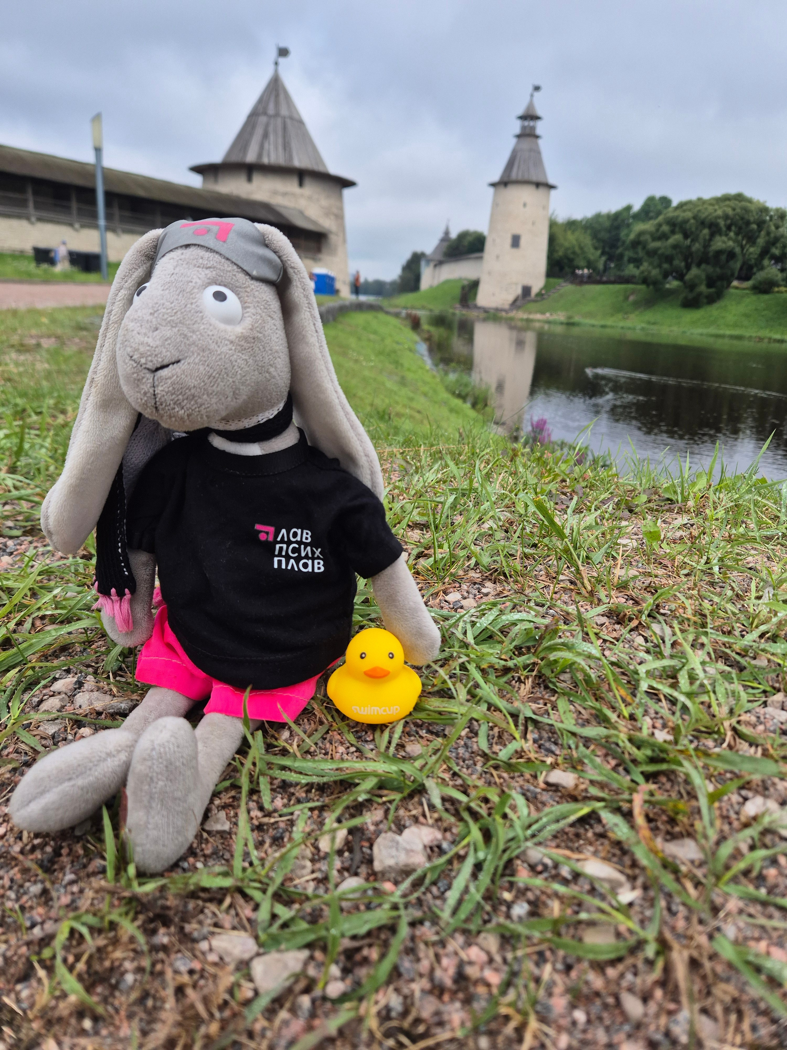 Психо Зязя знакомится с организаторами (уточкой от SwimCup)