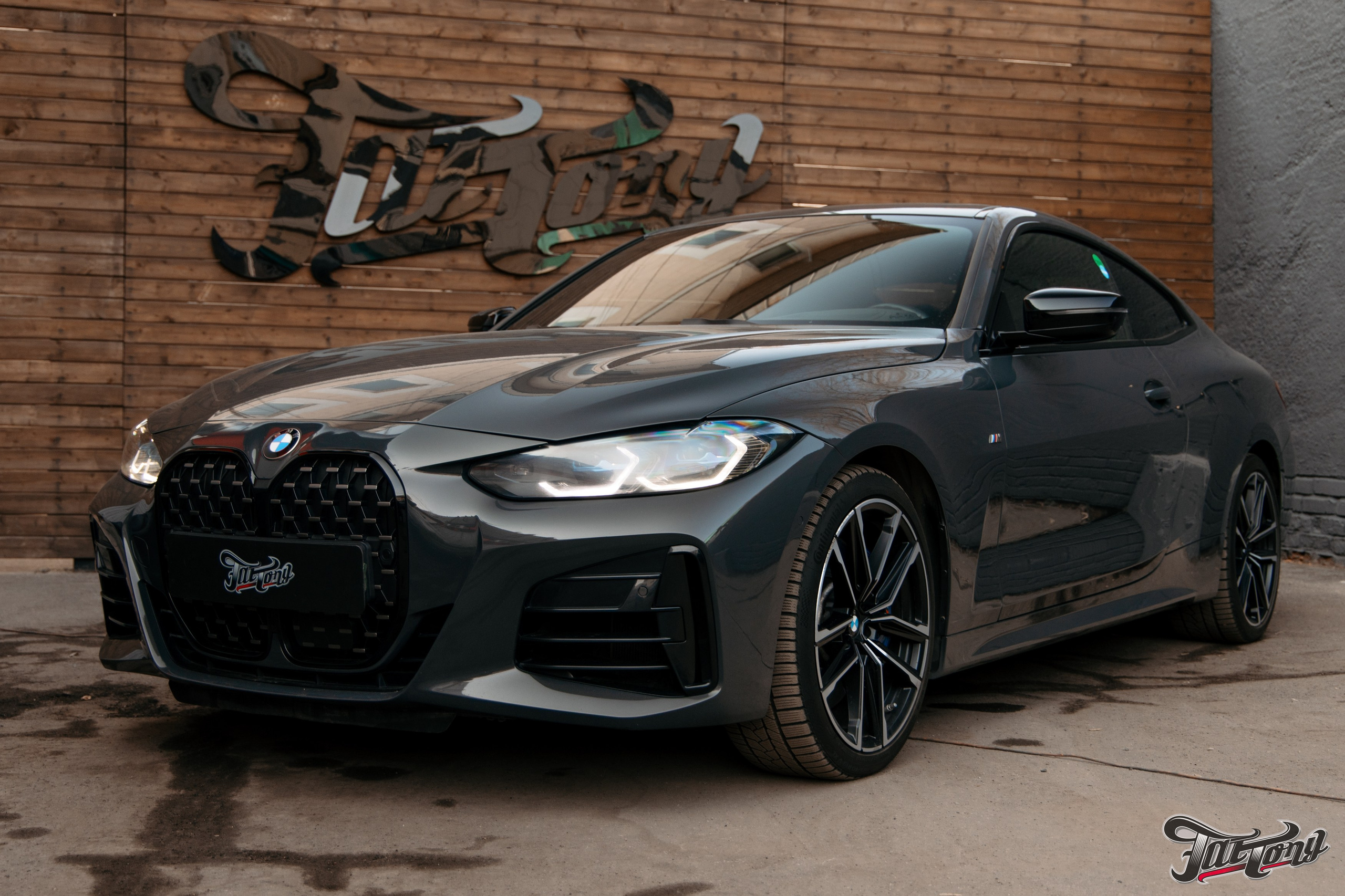 BMW 440i оклейка в зеленый, выхлоп, установка карбонового обвеса, окрас суппортов. DeLorein