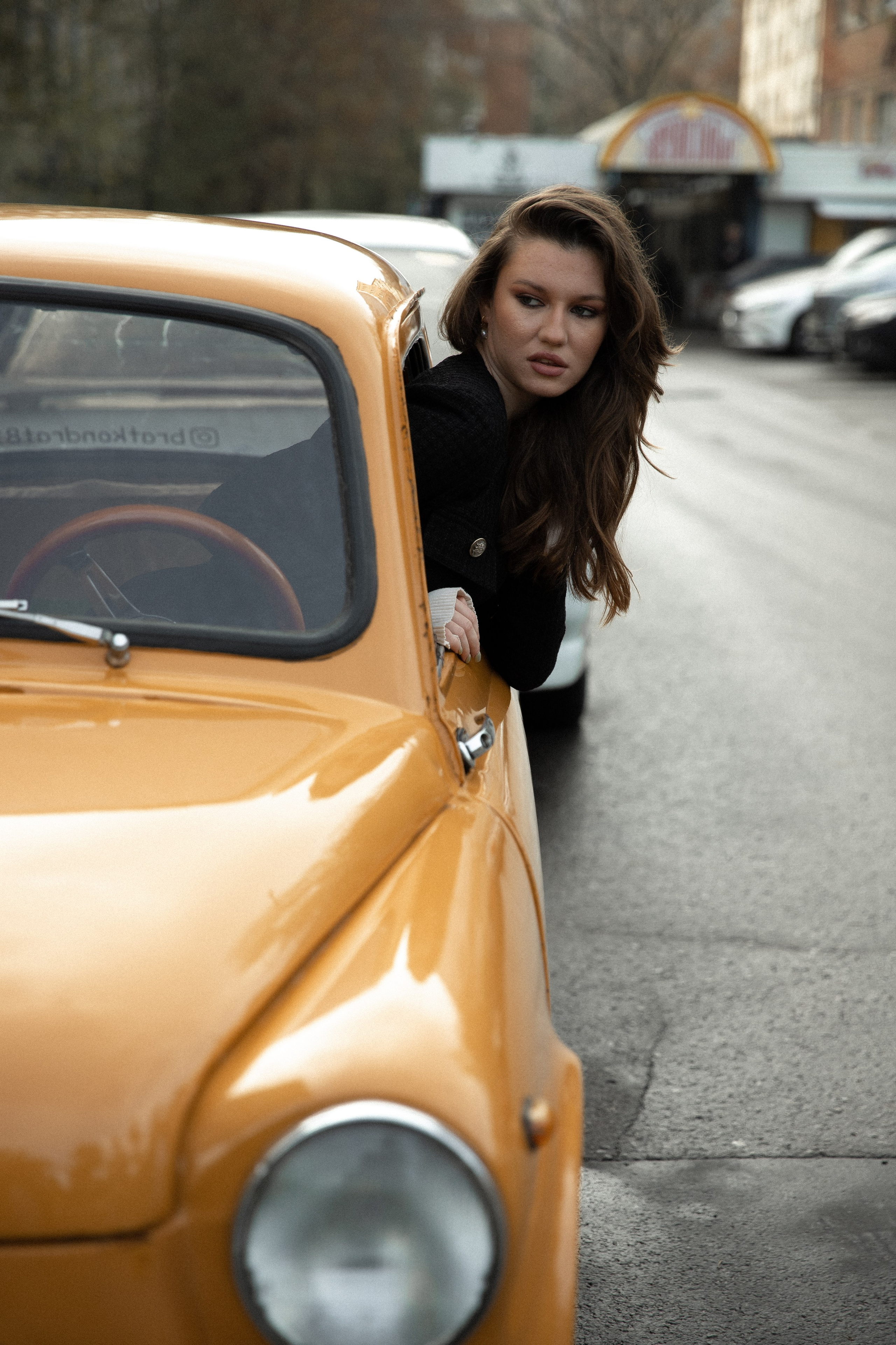 Женская фотосессия с ретро авто. Свадебный фотограф Бакрымова Валентина