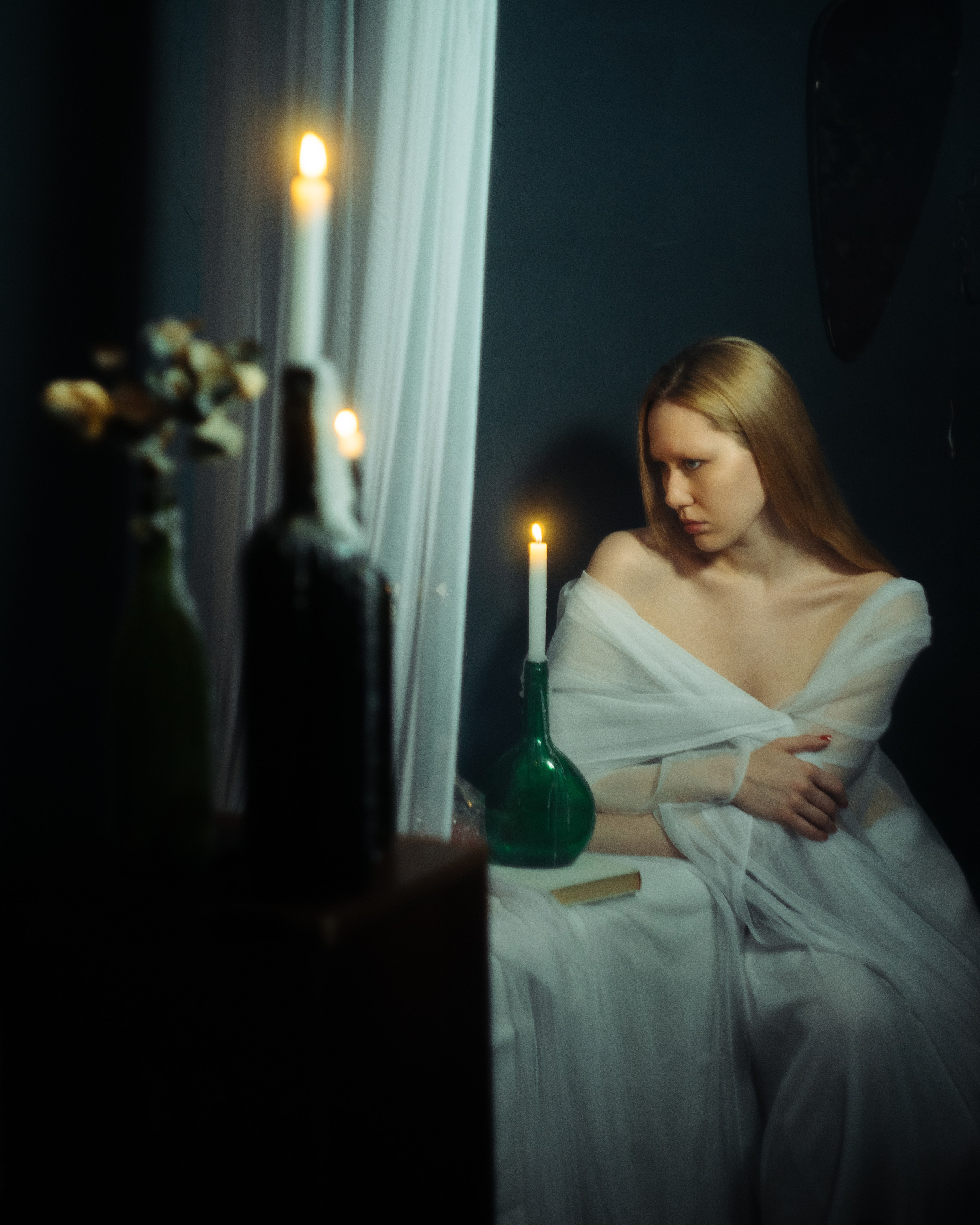 Художественная женская фотосессия со свечами, девушка в белой драпировке у стола, авторский портрет в кинематографичном стиле