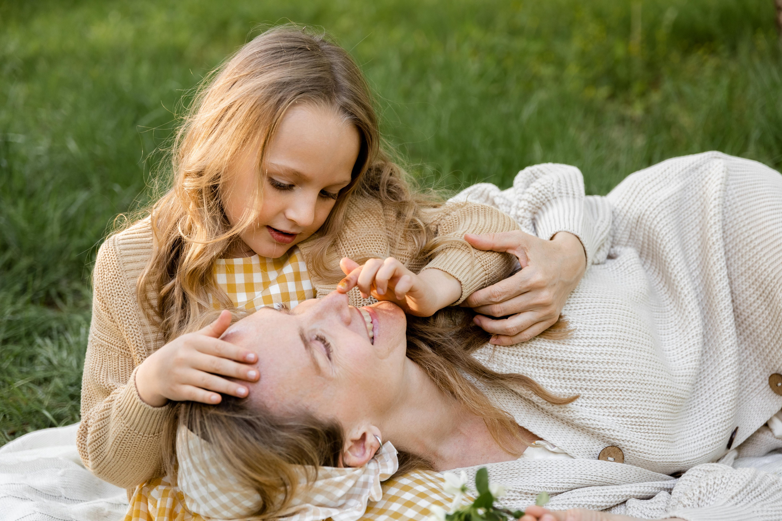 Большая семья в яблонях. Семейный и детский фотограф в Екатеринбурге Светлана Гостюхина