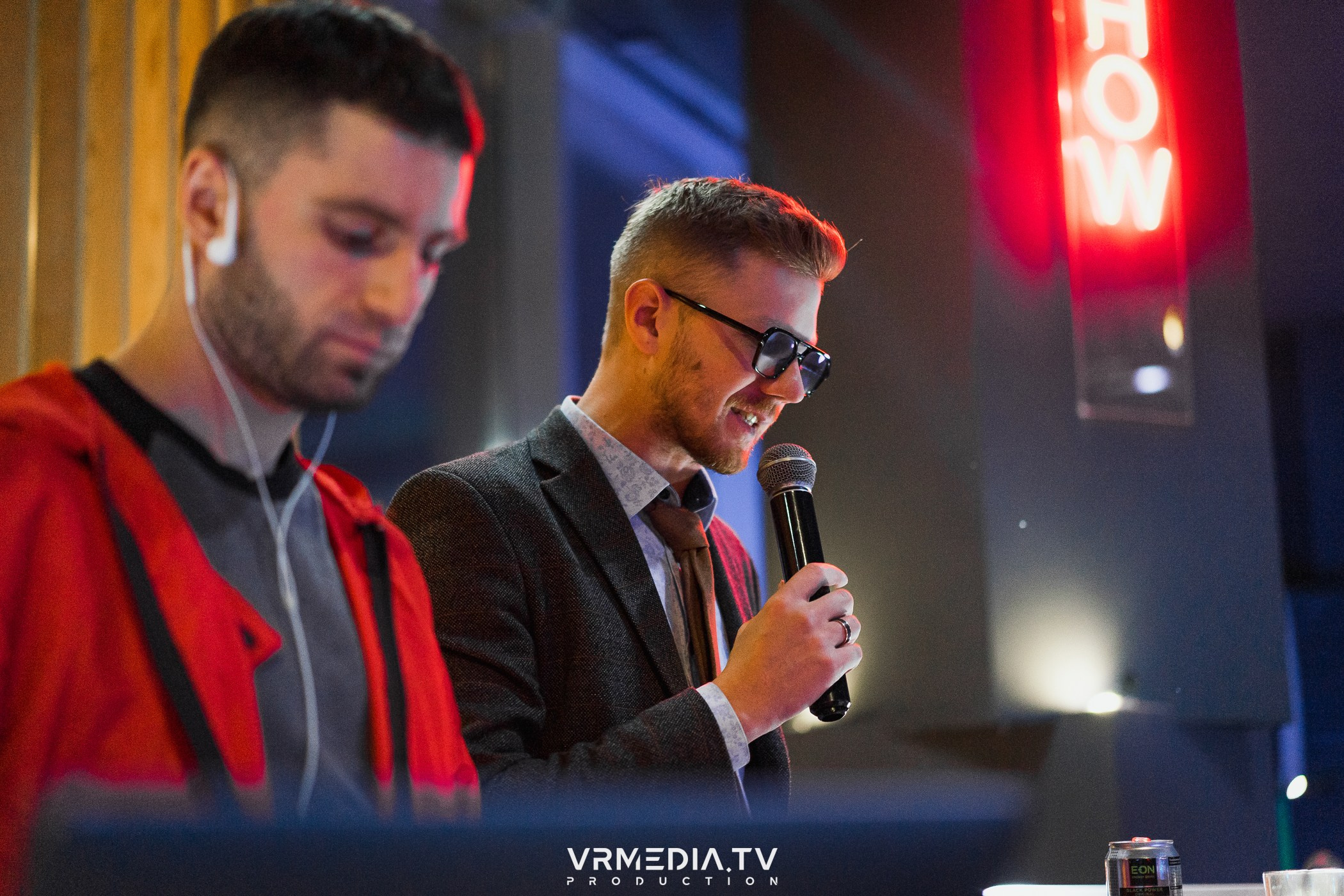 Бумажный дом в баре «Друзья»