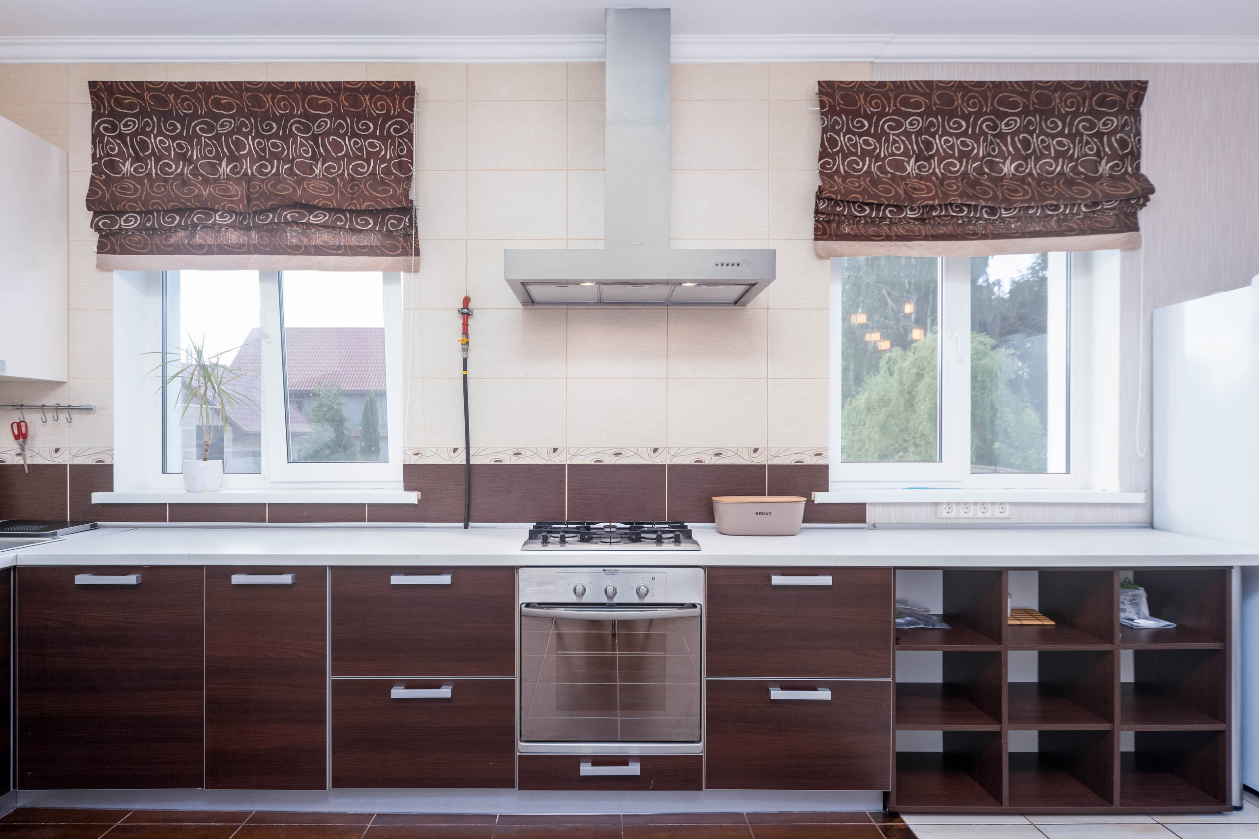 Варочная панель и панорамные окна в кухне в коттедже в Хатежино