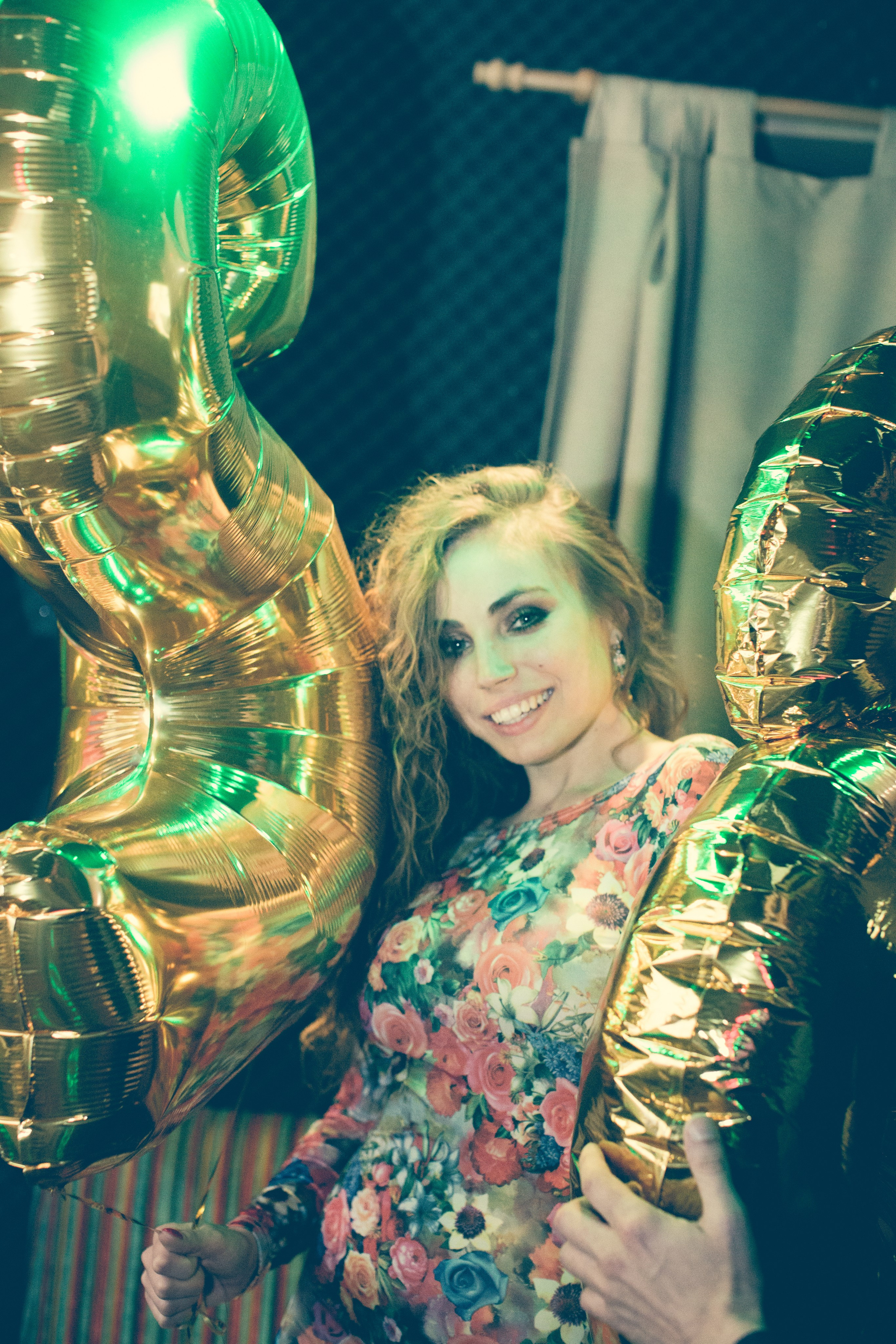 персональная фотосессия с девушкой на день рождения где девушка держит праздничные воздушные шары 