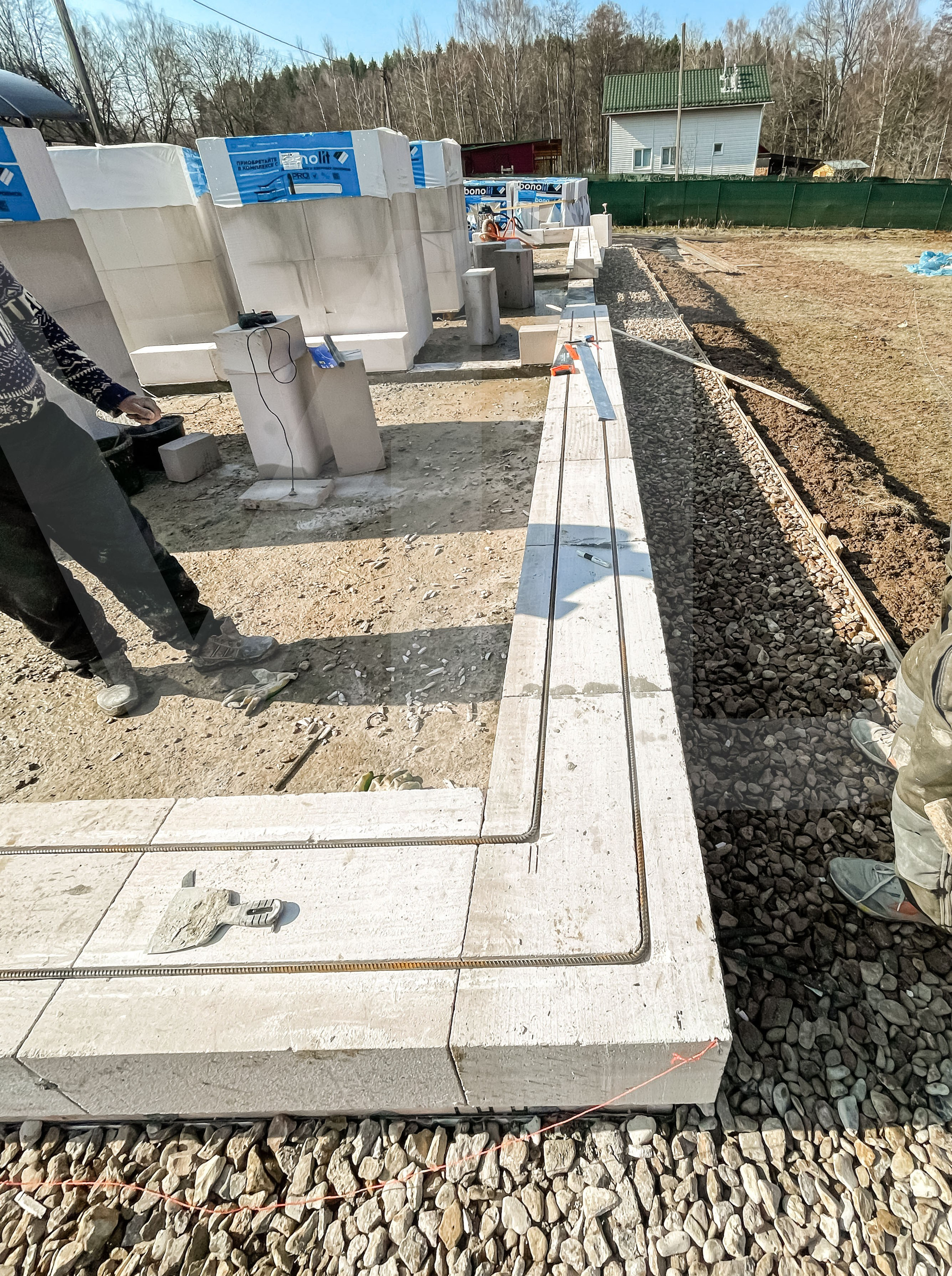 Цоколь и первый ряд стен из газобетона на объекте 