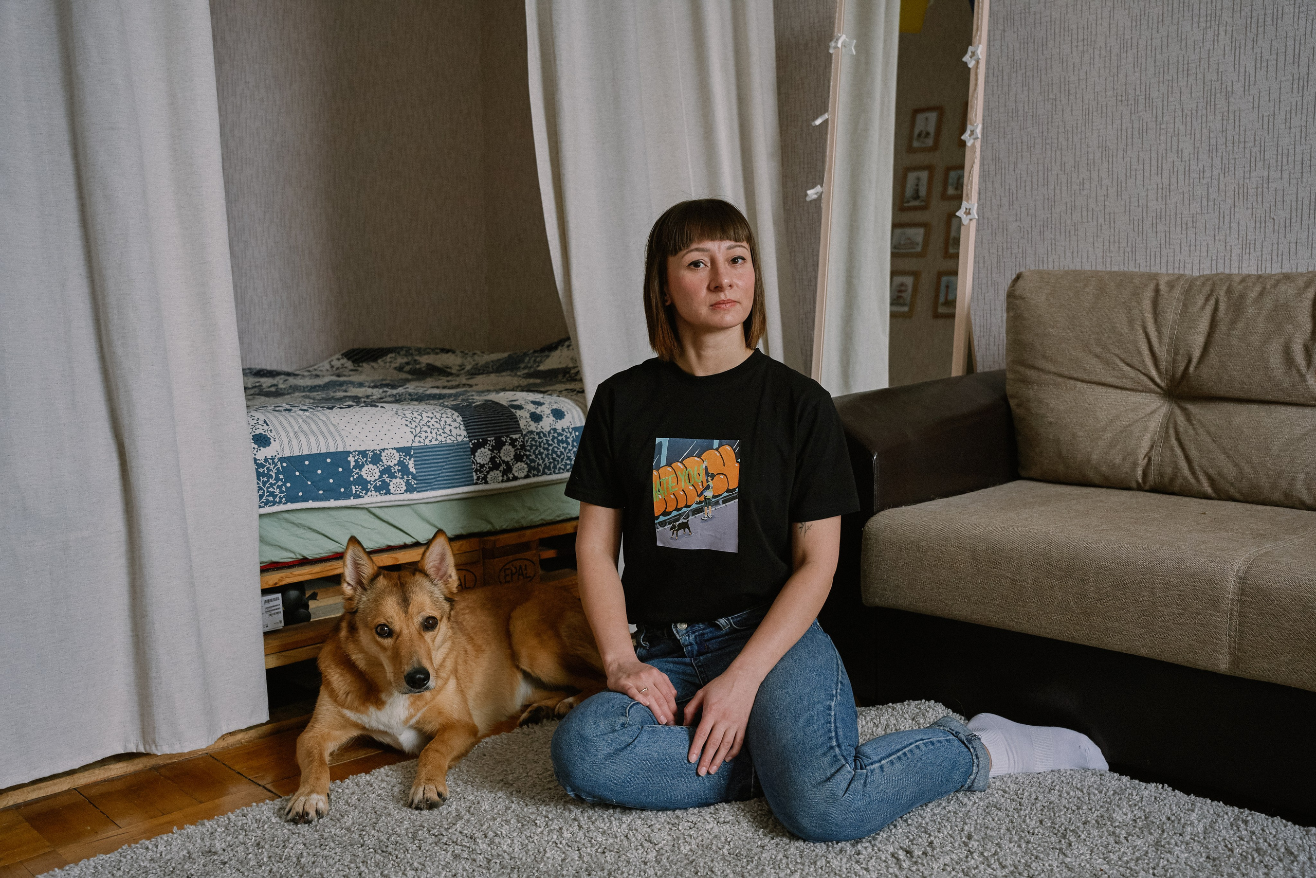 Настя и Туве. Кронштадт, 2024. У Насти с Туве поначалу было немало проблем, в числе которых нарушения сна и пищевой привязанности. Первый месяц был настолько сложным, что Настя стала отчаиваться — даже кинологи, к которым она обращалась, не могли ей помочь. В итоге Настя попала в школу Городская Собака Людмилы Амарантовой, где впоследствии выучилась на кинолога