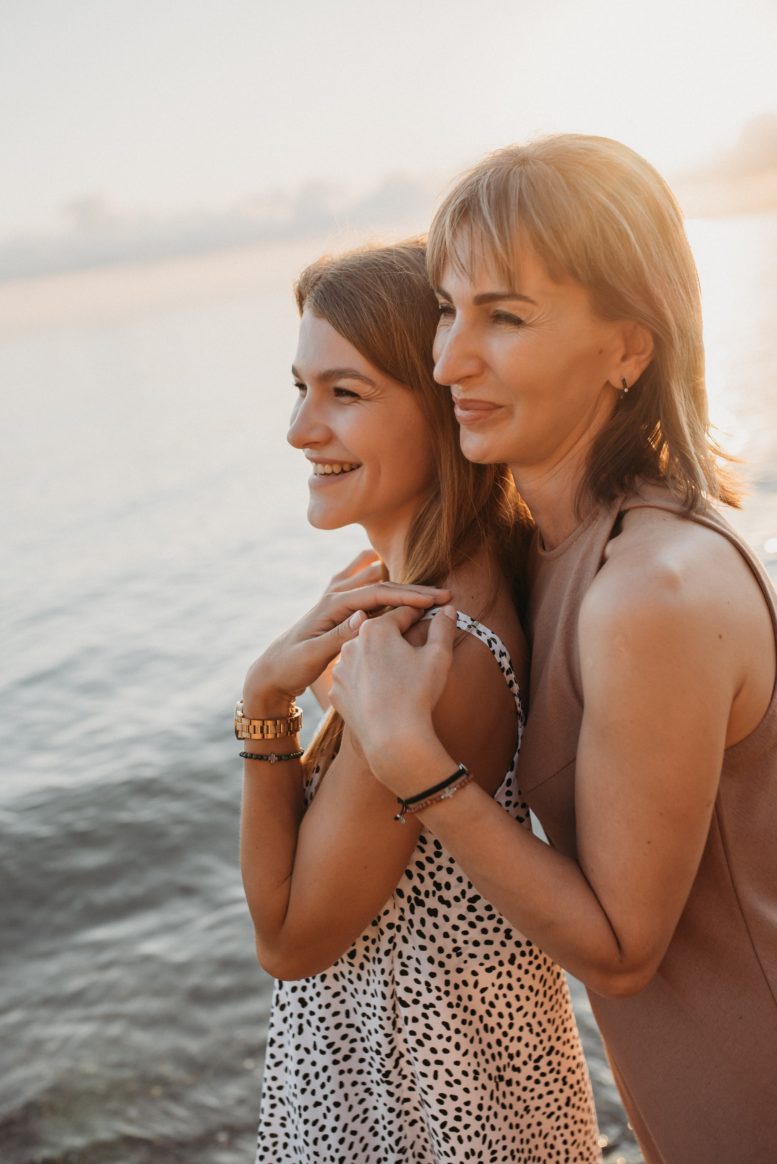 Семейная фотосессия мамы с дочками на берегу моря в Сочи Сириус Адлер. Фотограф в Сочи — Маргарита Поганова