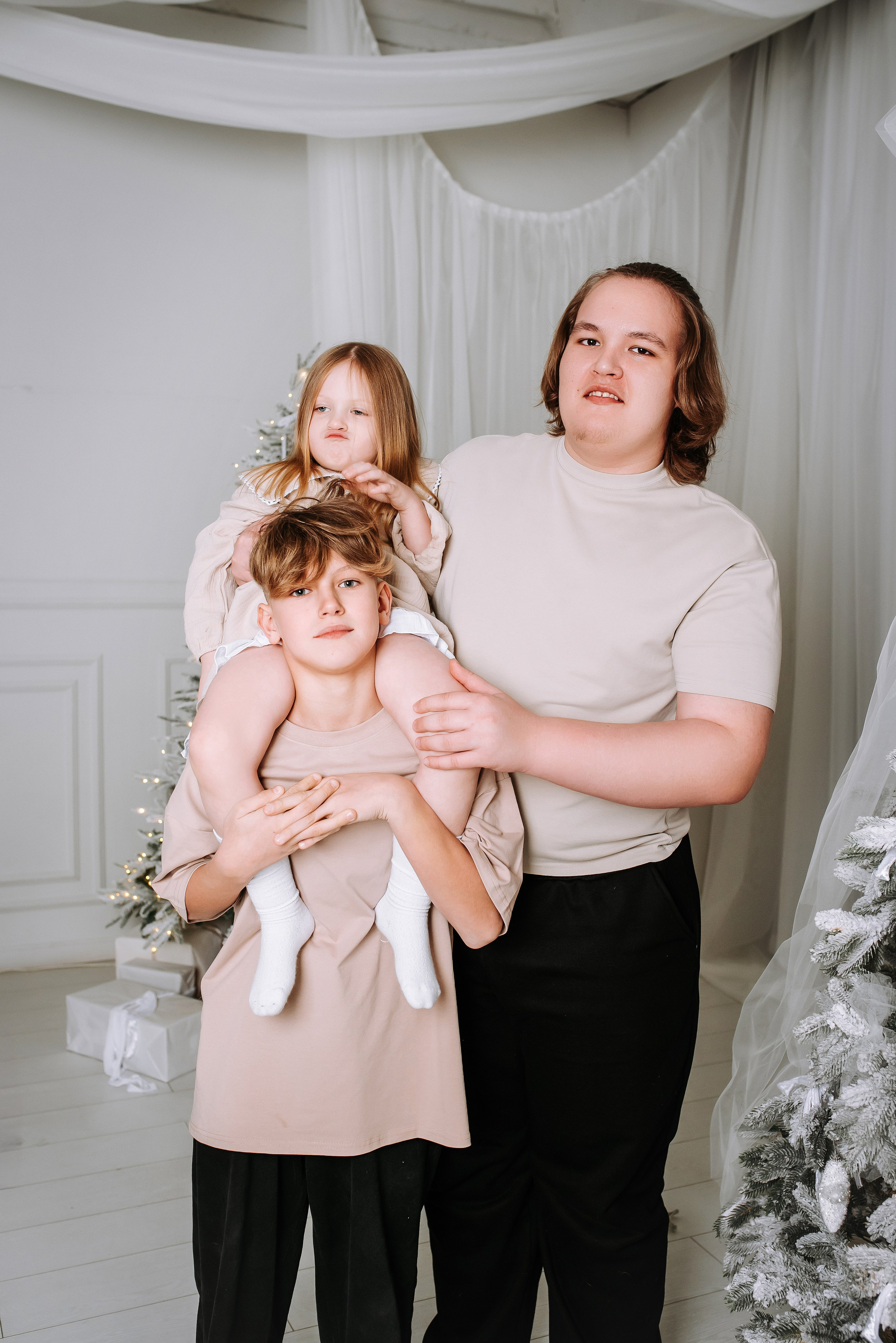 Семейная съёмка с питомцами в фотостудии. Фотограф Диана Оленина Красноярск / Братск