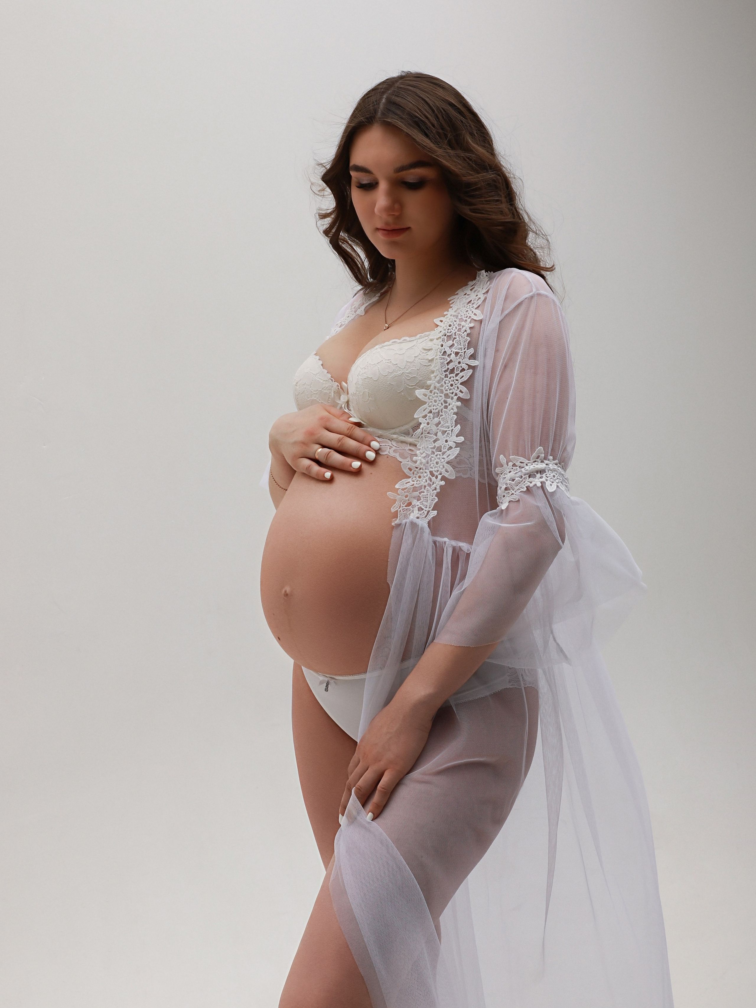 Фотография беременной в прозрачном пеньюаре