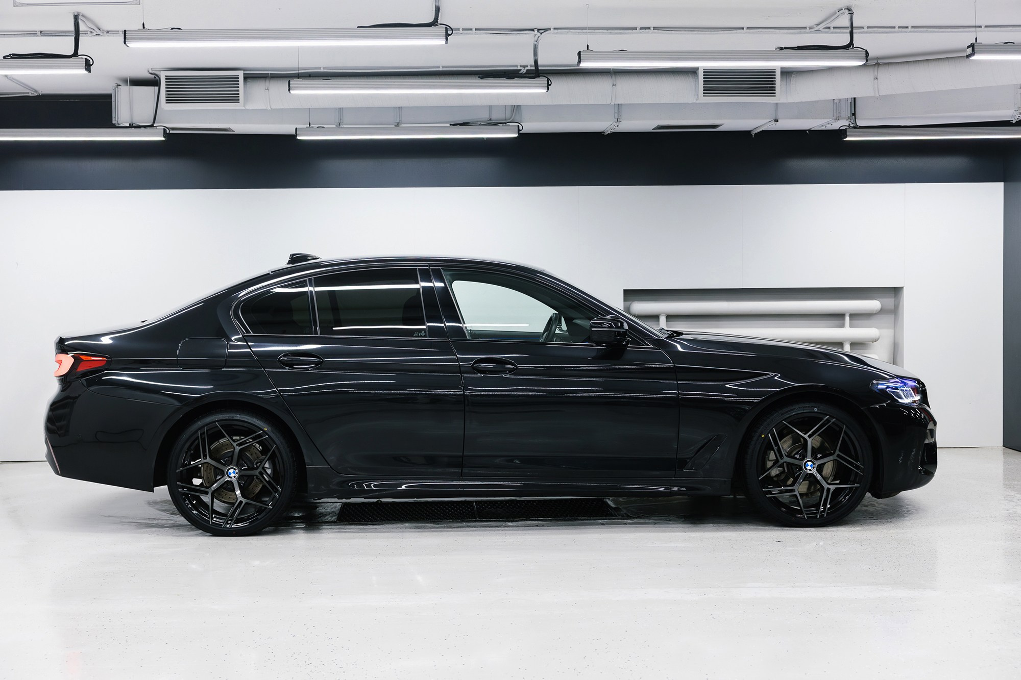 BMW 5 серия 2.0 AT, 2021, 136 265 км BMW 5 серия 2.0 AT, 2021, 136 265 км 3 800 000 ₽ X-TRADE. Автосалон «Х-Авто»