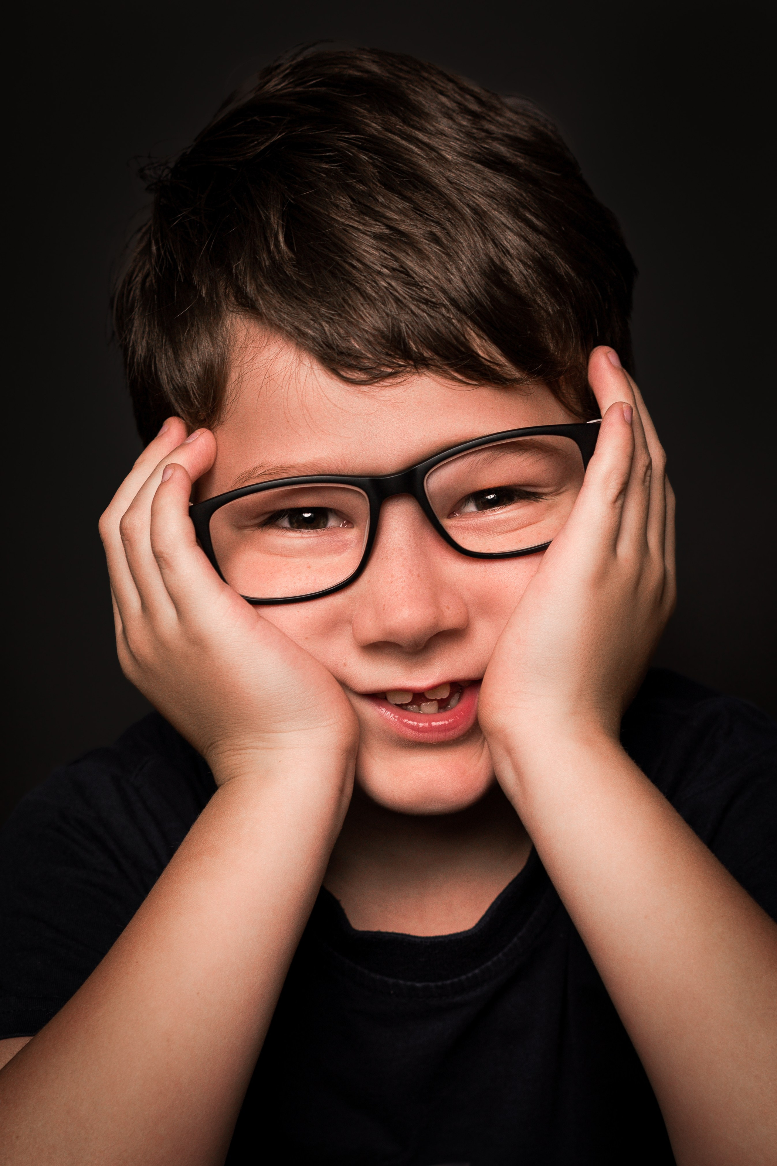 Детский сад, портреты на чёрном фоне. Фотограф Шунова Саша