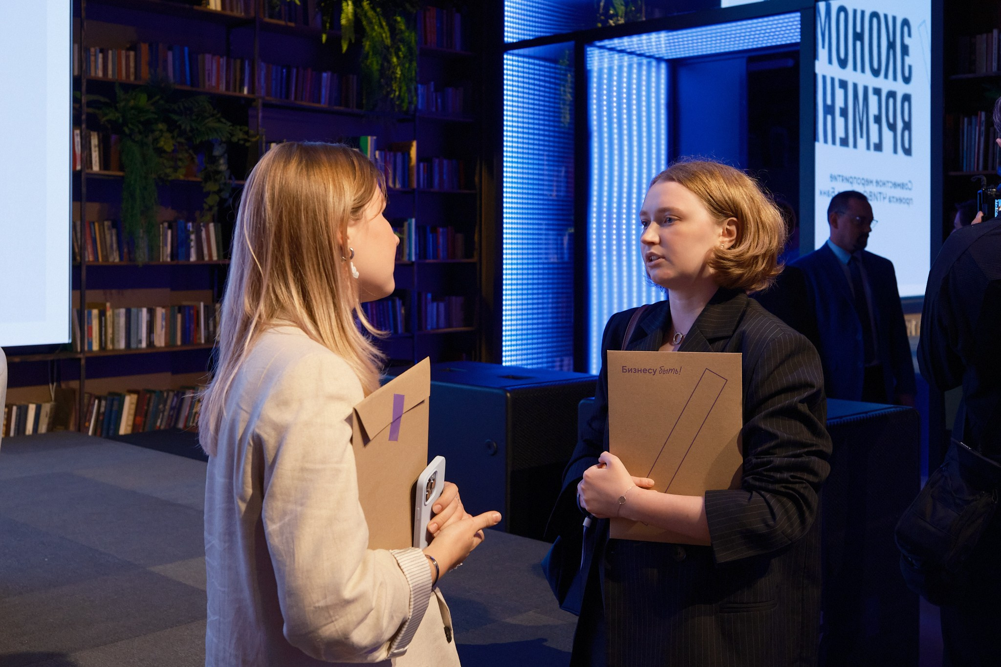 ЧТИВО х Точка Банк «ЭКОНОМИКА ВРЕМЕНИ» (©ЧТИВО). Профессиональный фотограф в Москве Павел Жданов