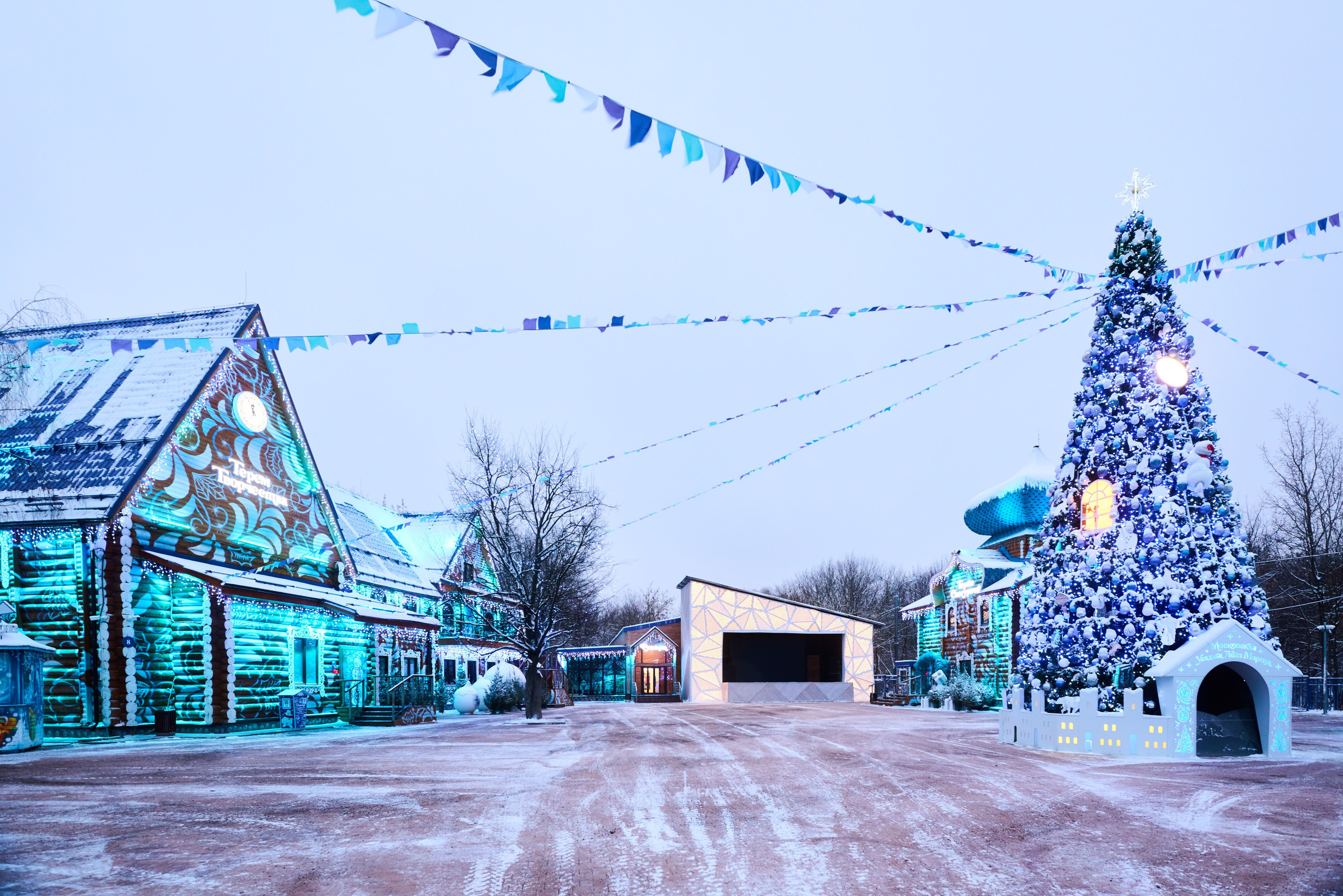 Терема Усадьбы Деда Мороза вечером. Никита Хохловский фото и видео продакшн