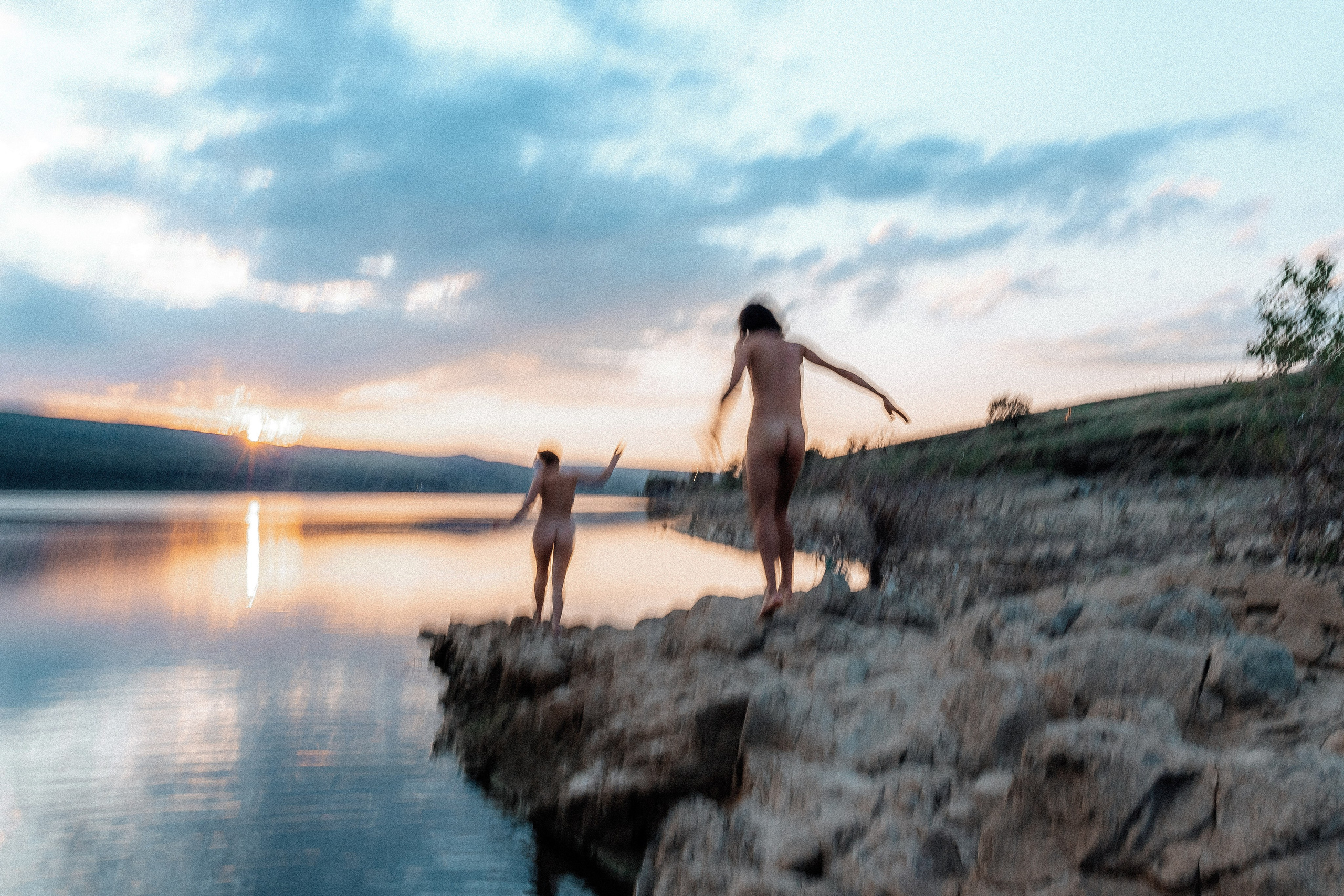 Лавстори парная фотосессия у воды. Свадебный фотограф Грузия Тбилиси