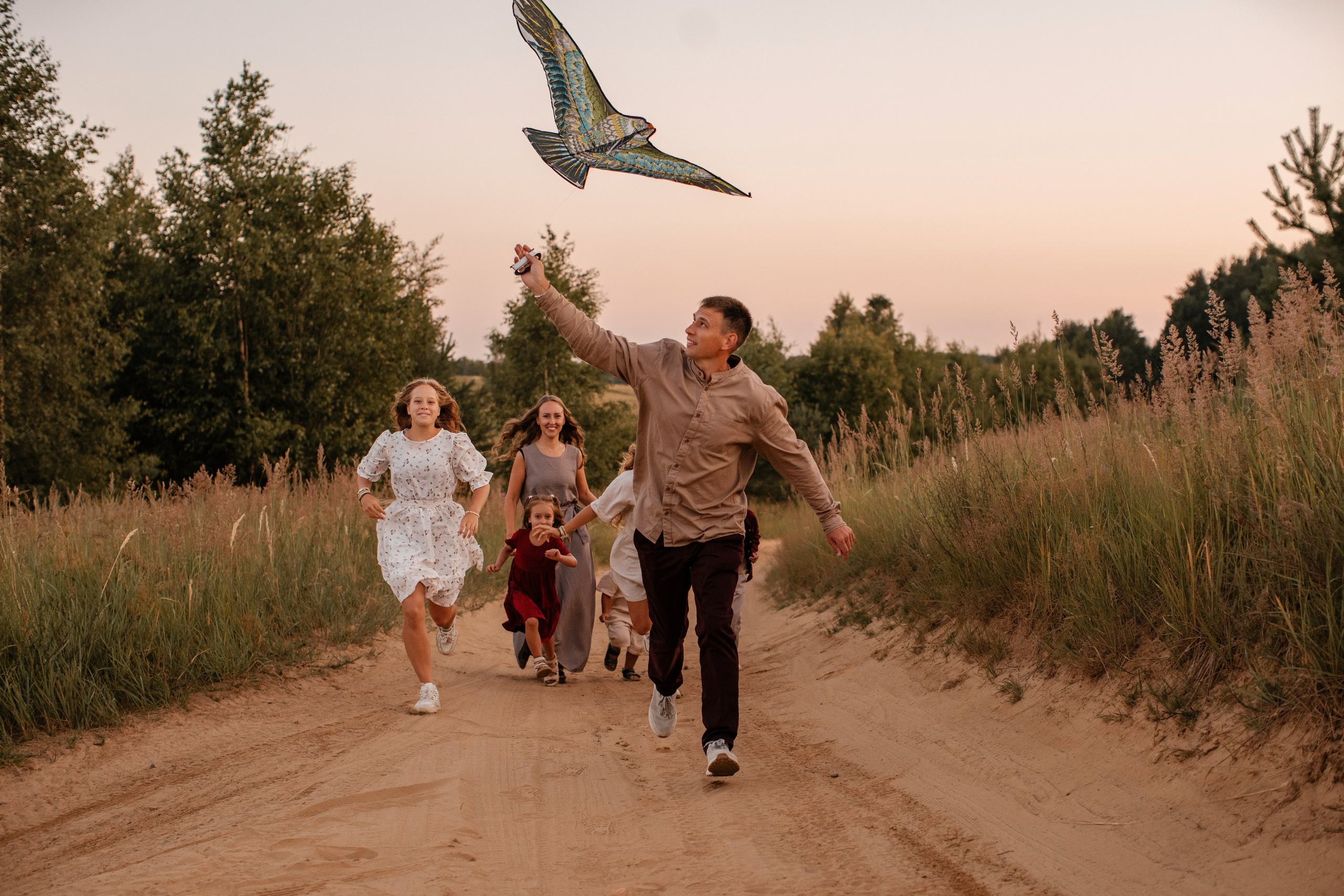 Фотосессия большой семьи в поле