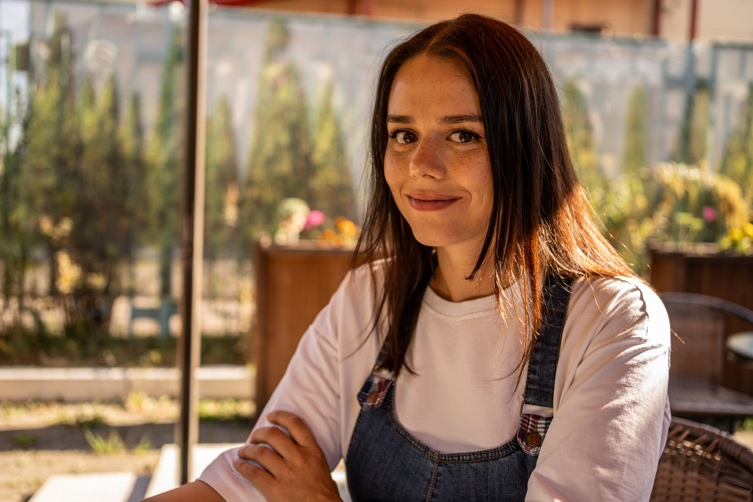 Девушка сидит в кафе