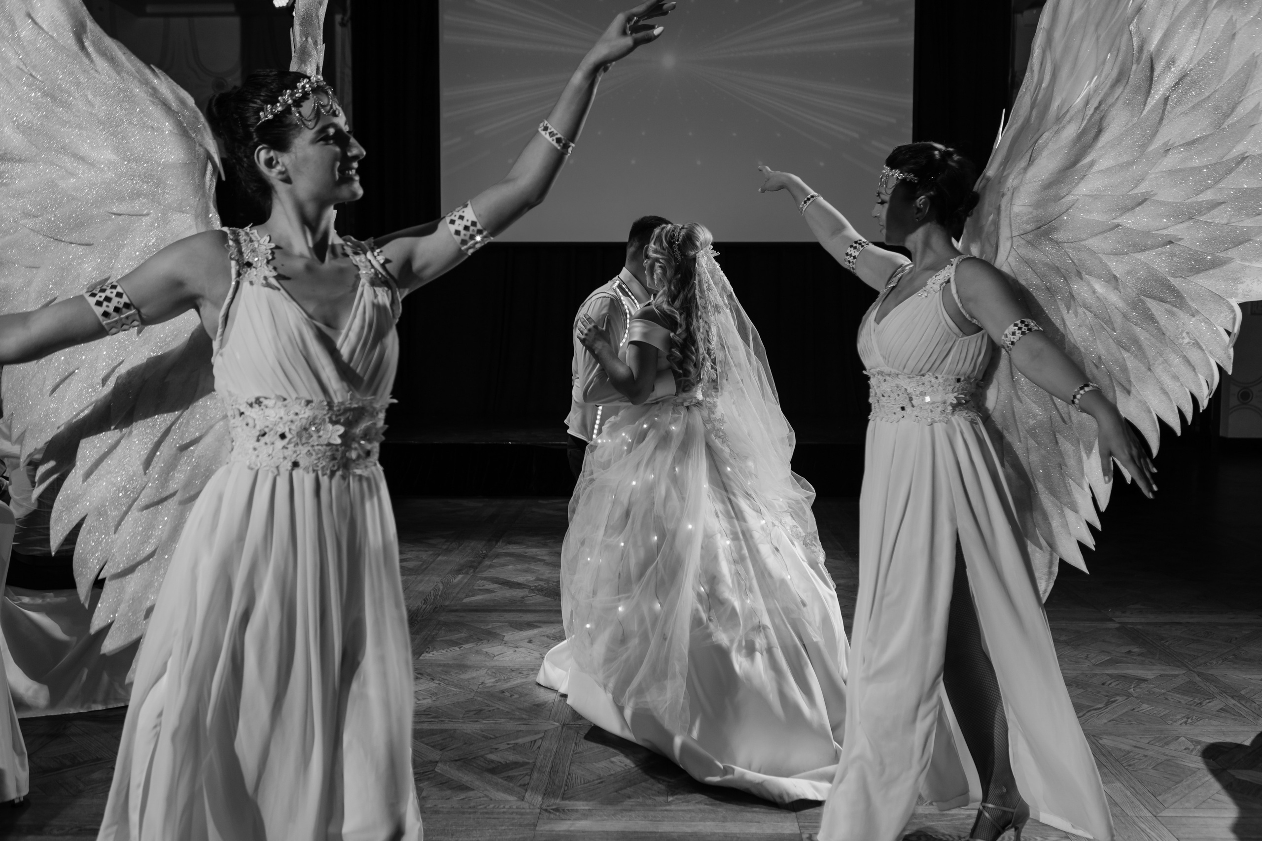 Юрий и Кристина. Видеосъемка и фотосъемка свадеб. Фотограф и оператор на свадьбу. Видеосъемка подкастов, собственная видео-фотостудии. Предметная фотосъемка