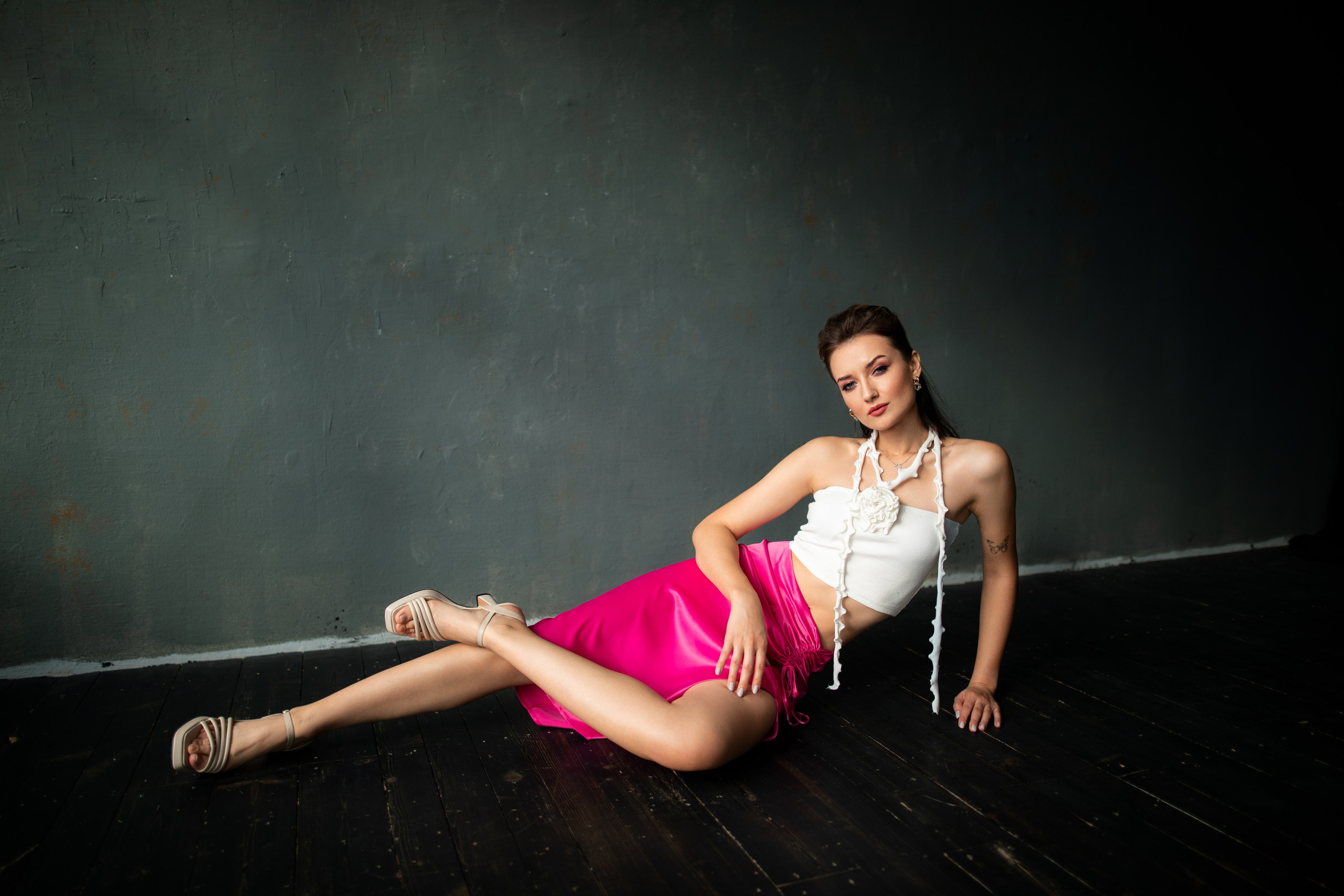 Студийный фотосет с Анастасией в минимальном интерьере в формате для «себя»