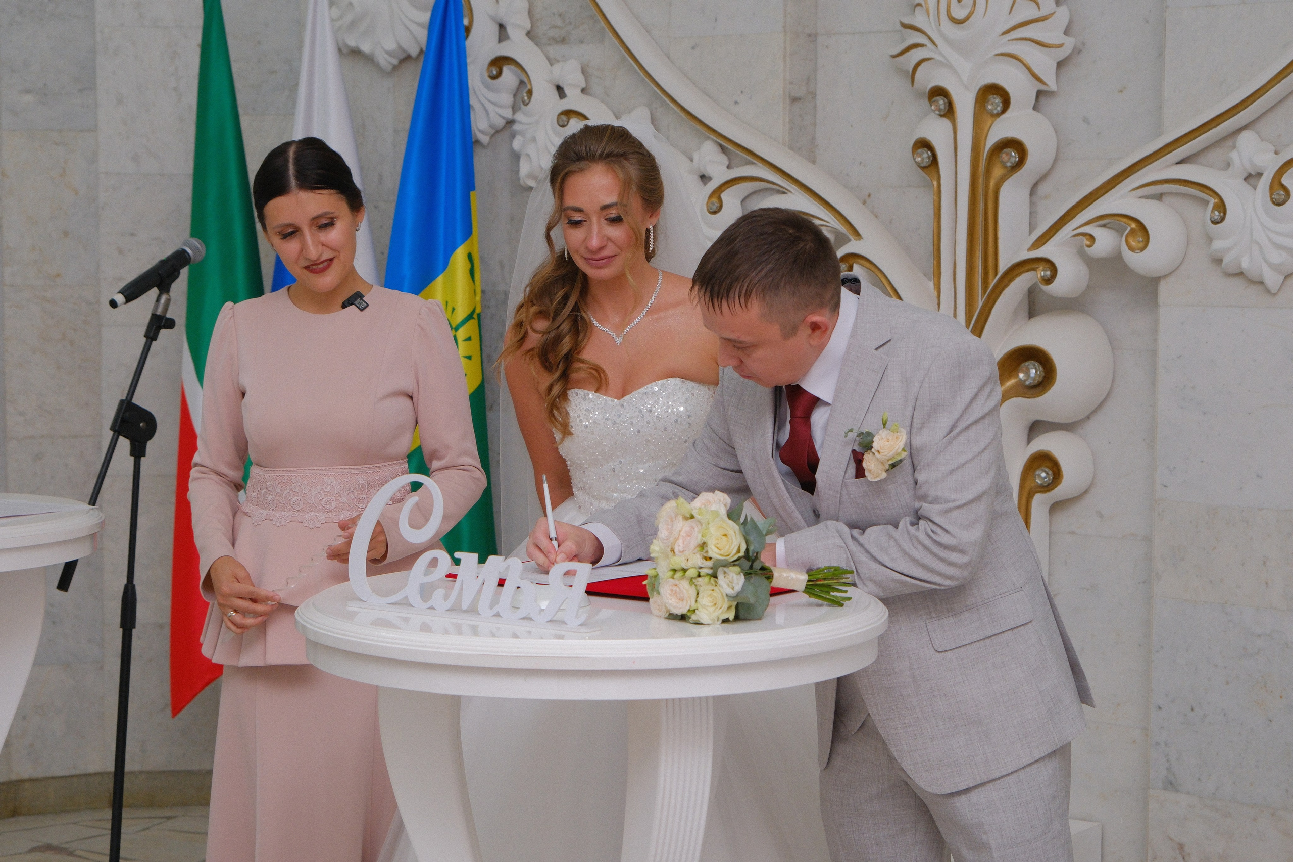 свадебная фотосессия жених невеста загс