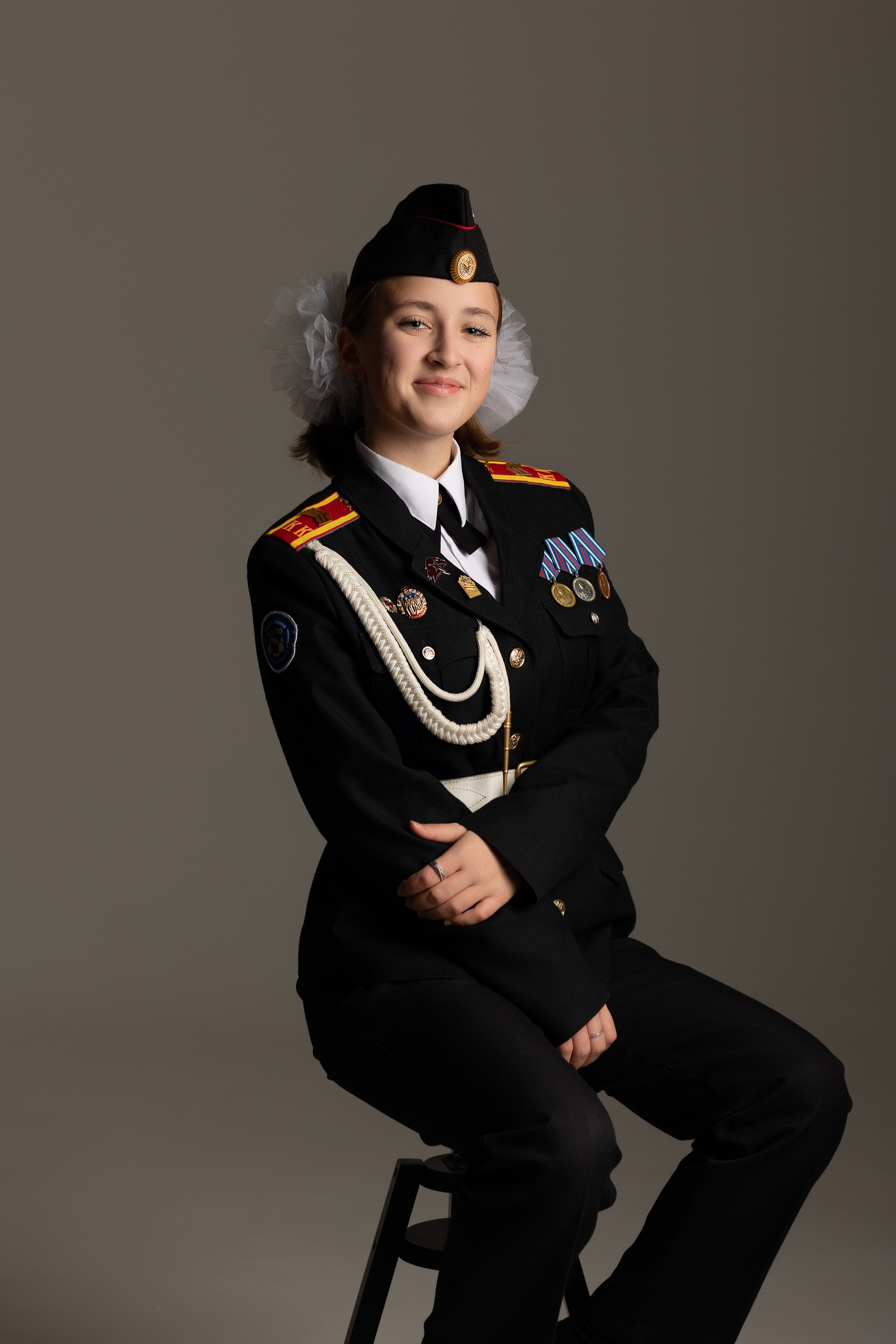 Портрет девушки кадета на темном фоне