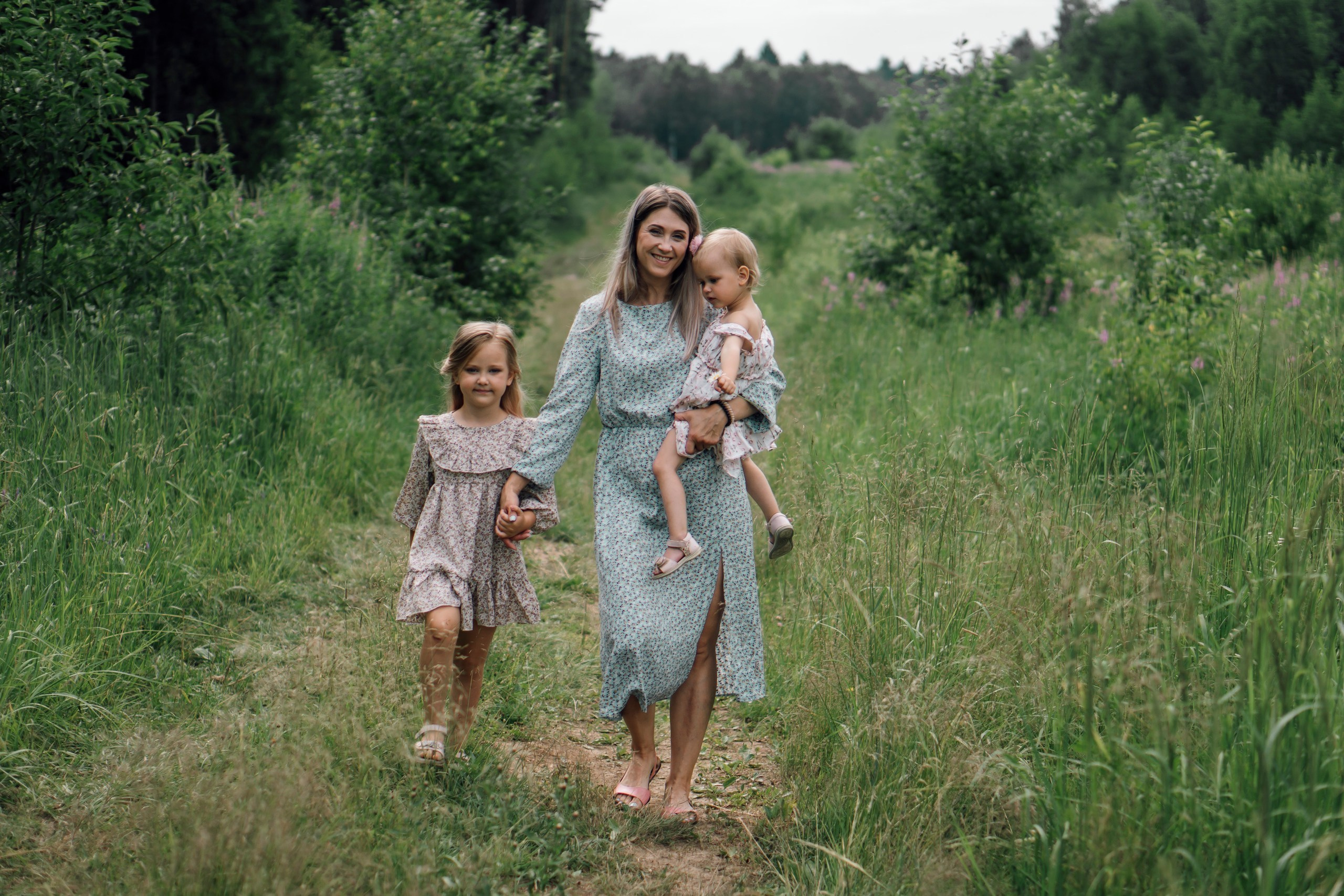 Семейная фотоссесия на природе. Свадебный фотограф в Дмитрове