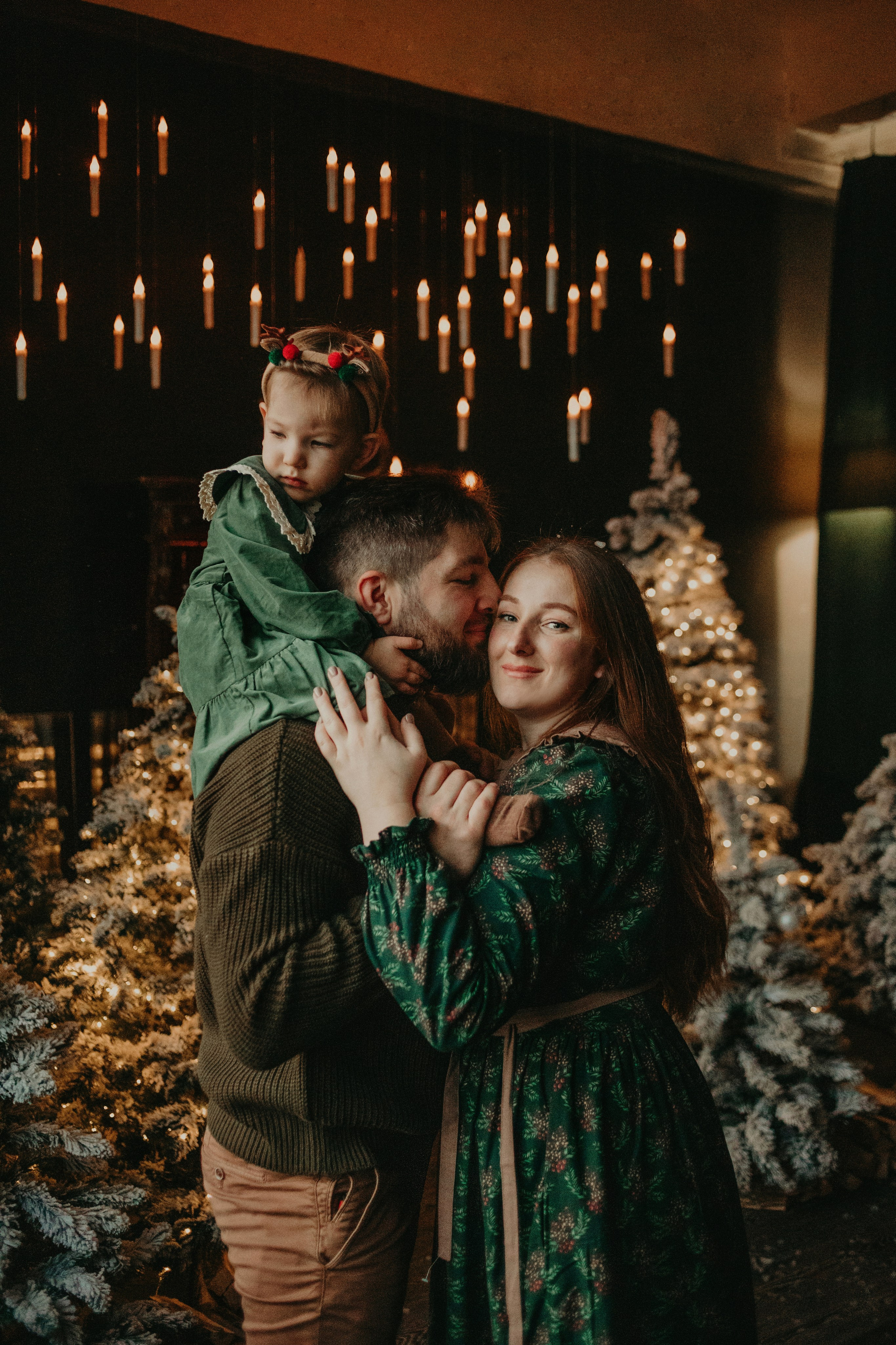 Семейные новогодние в темной студии 2024\2025. Фотограф в Краснодаре Евгения Михаевич
