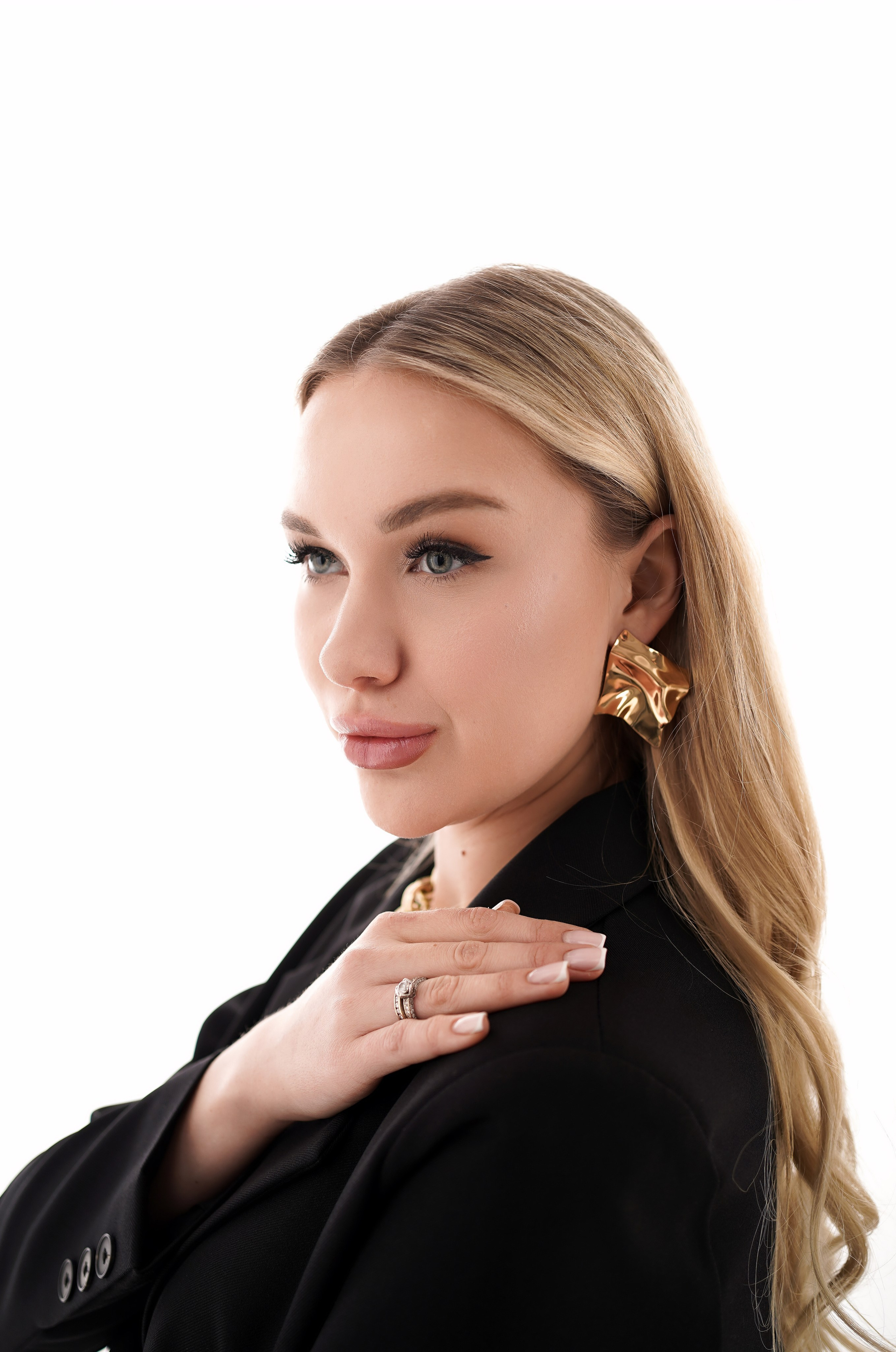 Женская фотосессия на циклораме в Ростове-на-Дону. Фотостудия Ракурс. Свадебный фотограф в Ростове-на-Дону. Таинство Крещения и Венчания, семейные фотосессии. Алёна Чёботова