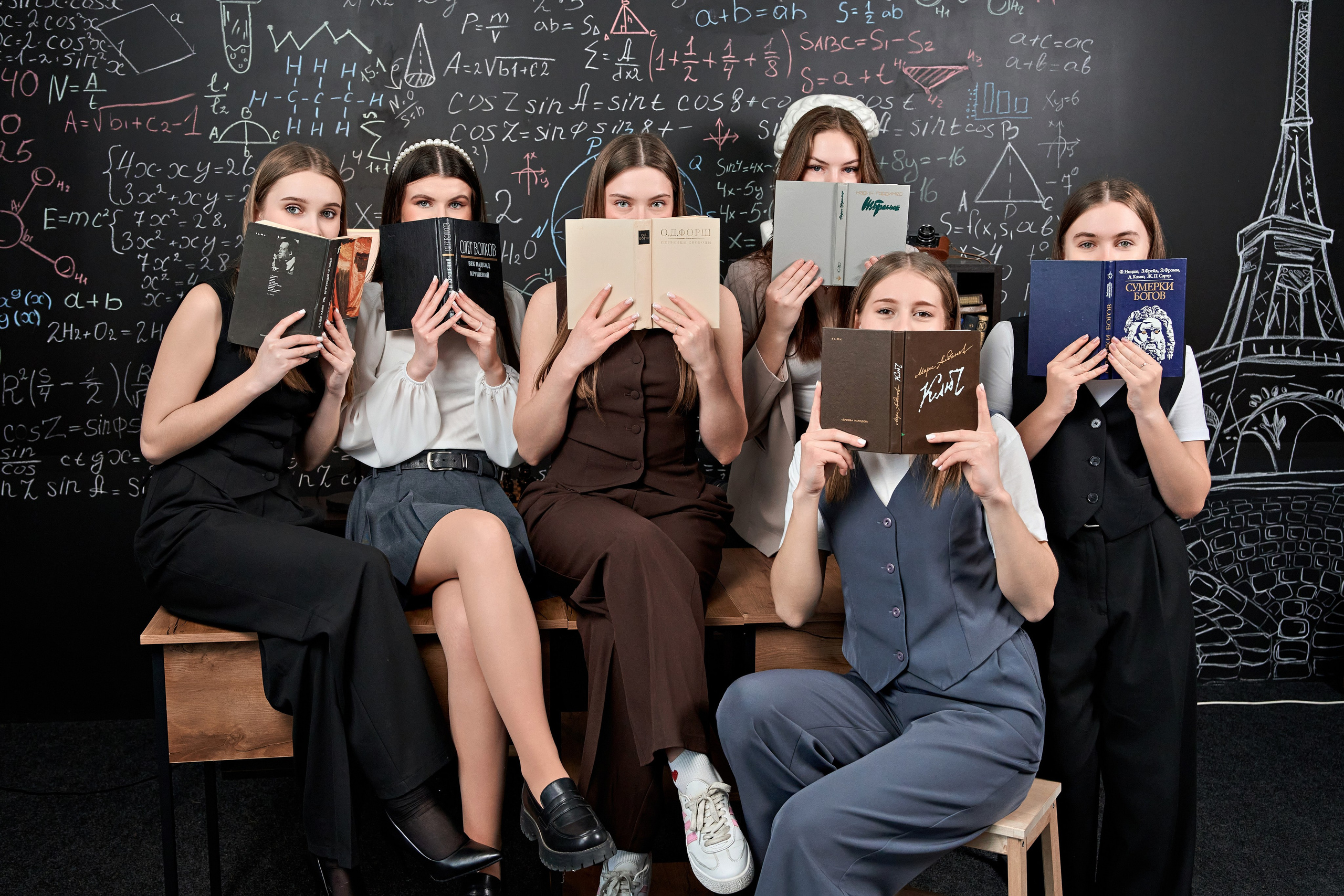 Выпускные альбомы для 9-11 классов. Фотосъёмка в студии. Калуга. Фотограф Меняйло Евгений. Свадьба. Портрет. Репортаж. Семья. Контент