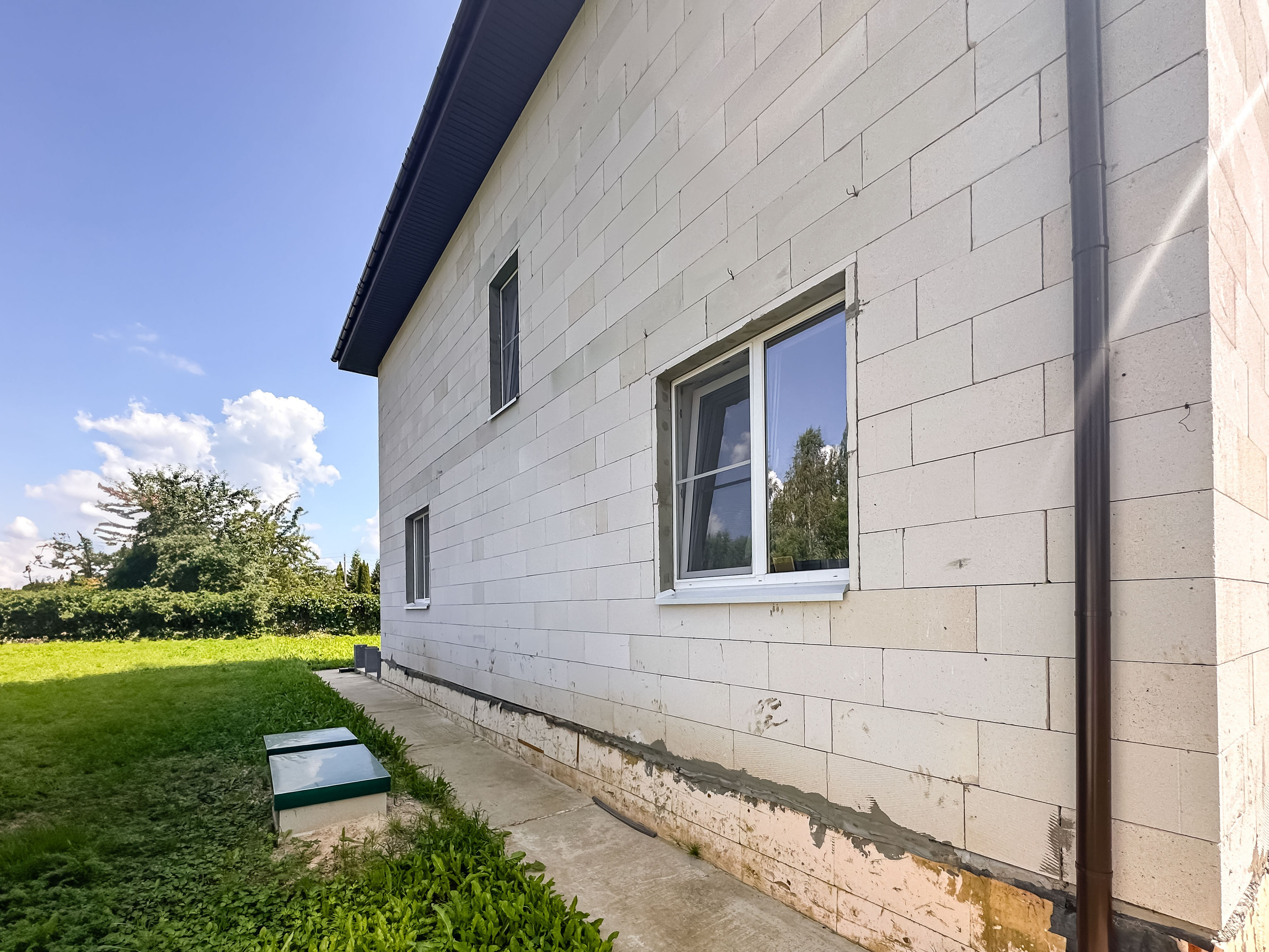 Готовый каркас дома с установленной кровлей и окнами.Чепелево