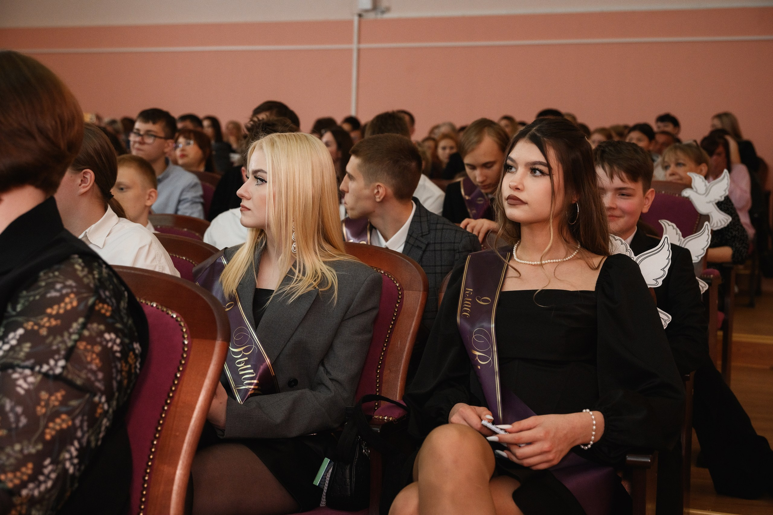 Фотосъемка последнего звонка в Петропавловске-Камчатском, Торжественная линейка выпускников в Петропавловске-Камчатском, Школьная фотосессия с учителями и одноклассниками в Петропавловске-Камчатском, Трогательные кадры прощания со школой в Петропавловске-Камчатском, Стоимость фотосъемки последнего звонка в Петропавловске-Камчатском.