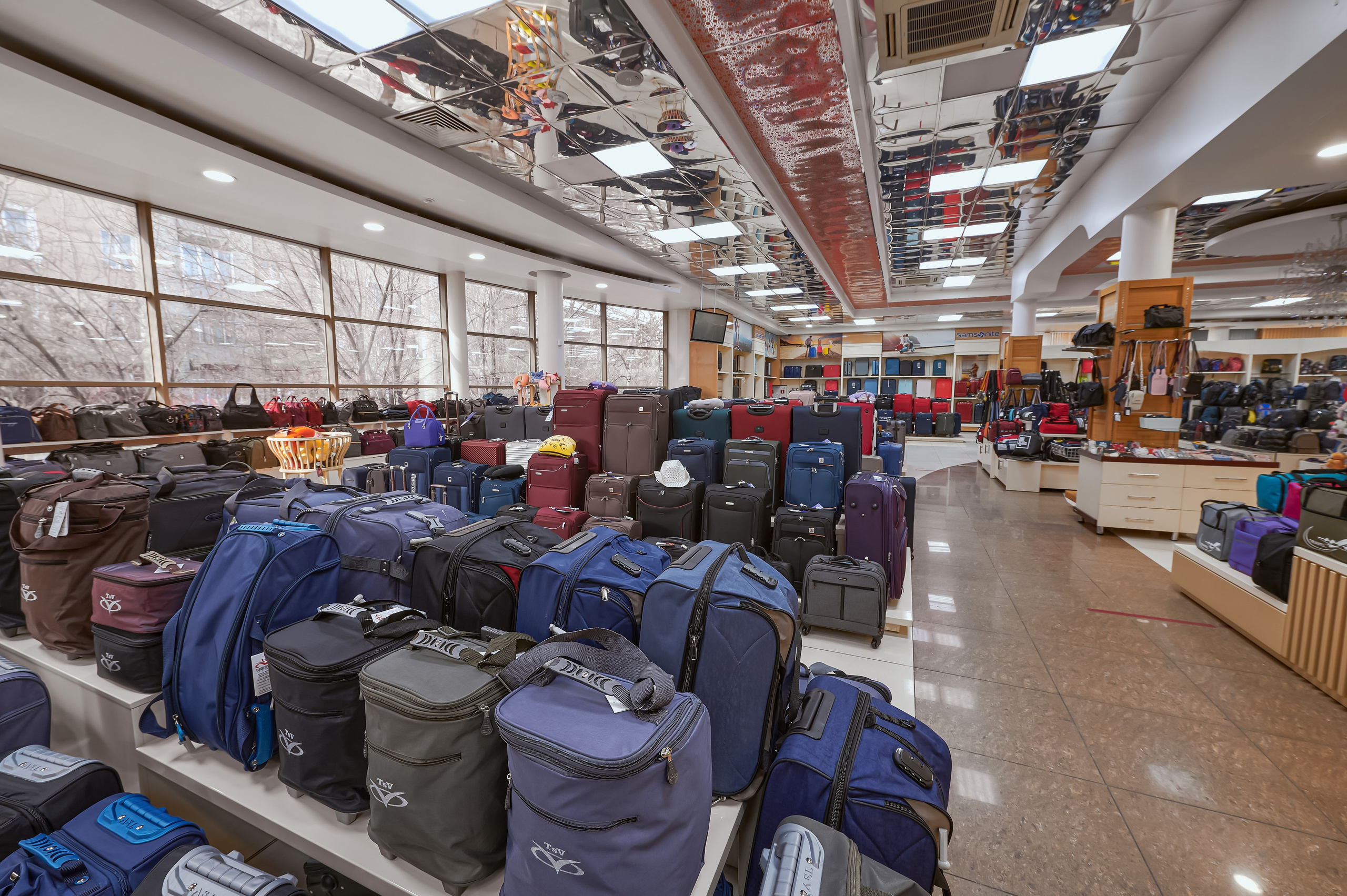 Портфолио по интерьерной и экстерьерной фотосъёмки: Мир Сумок — Правый берег. Фотограф Яковлев Роман — Красноярск