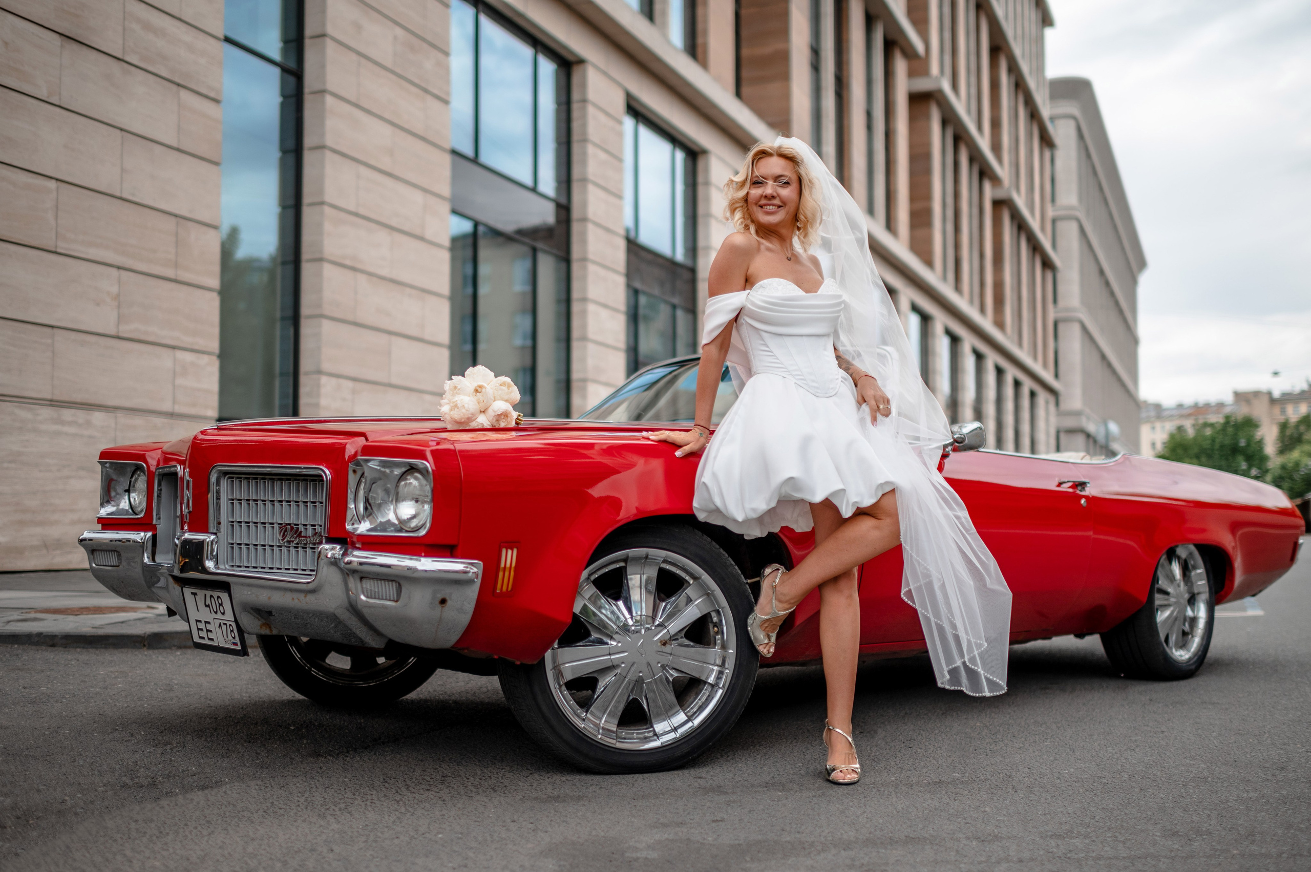 Юлия и Павел (сборы невесты, Невская ратуша, красный Buick, прогулка по рекам на катере). Портретный, семейный и свадебный фотограф в Санкт-Петербурге и в Пушкине Ширяев Денис