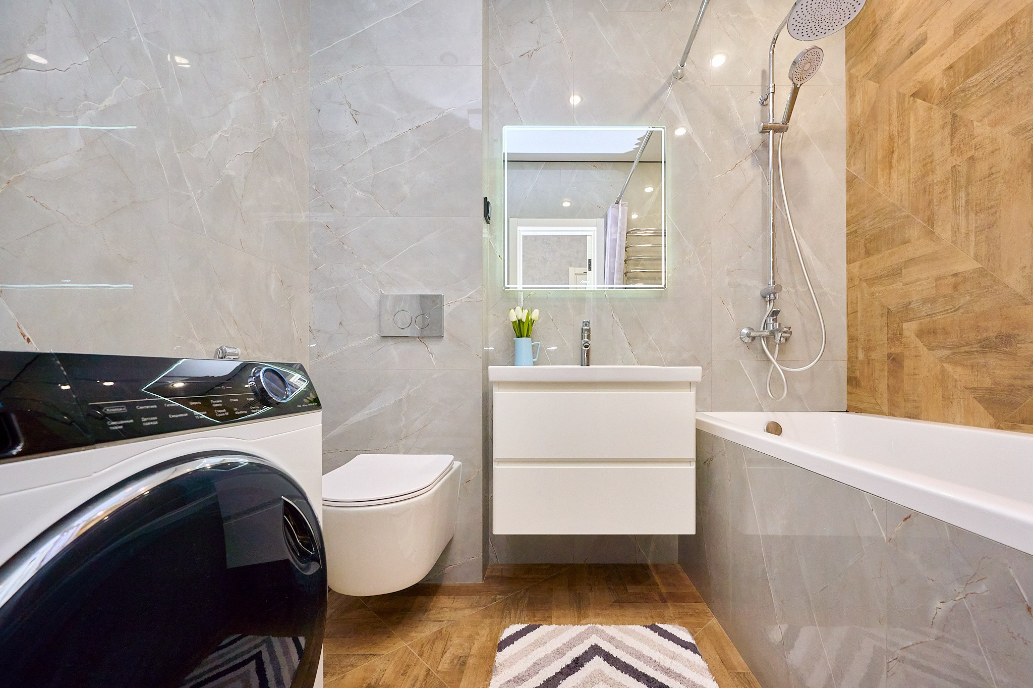 ванная комната светлые оттенки белые полки зеркало с подсветкой серые стены