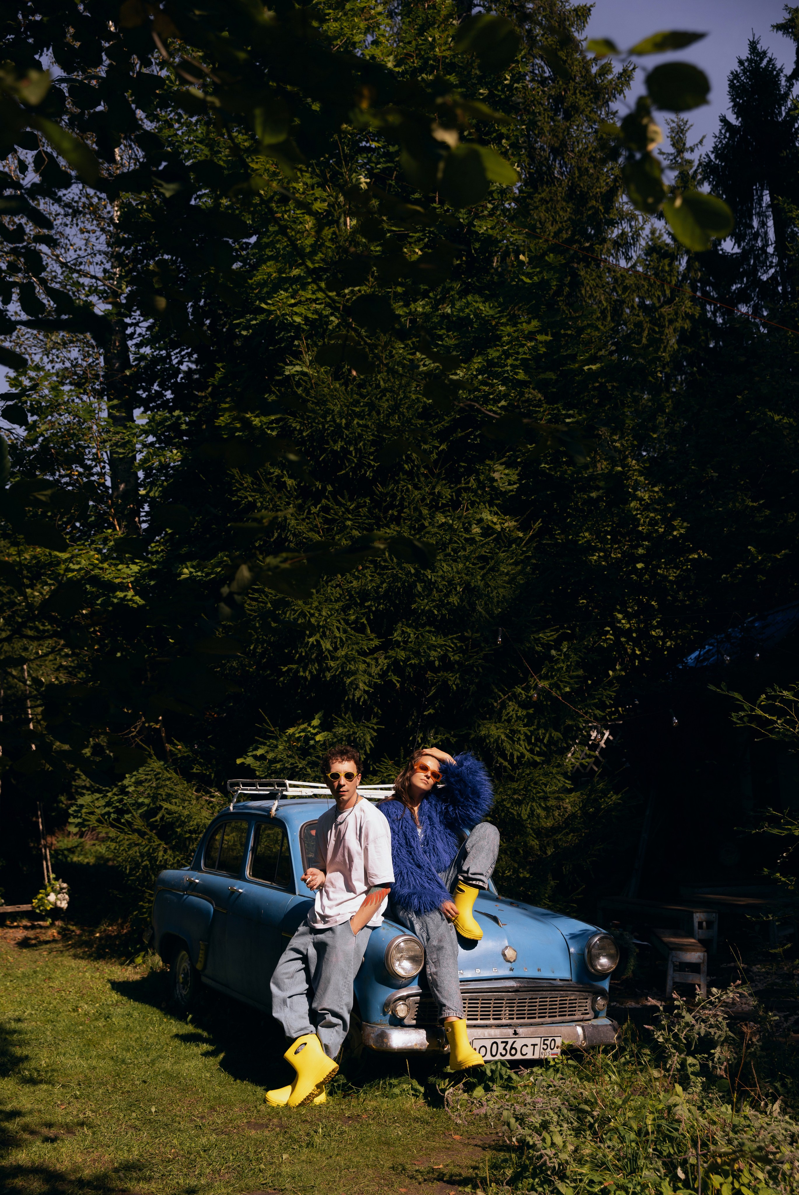 ПАРОЧКА В ЖЕЛТЫХ САПОЖКАХ С РАЙОНА