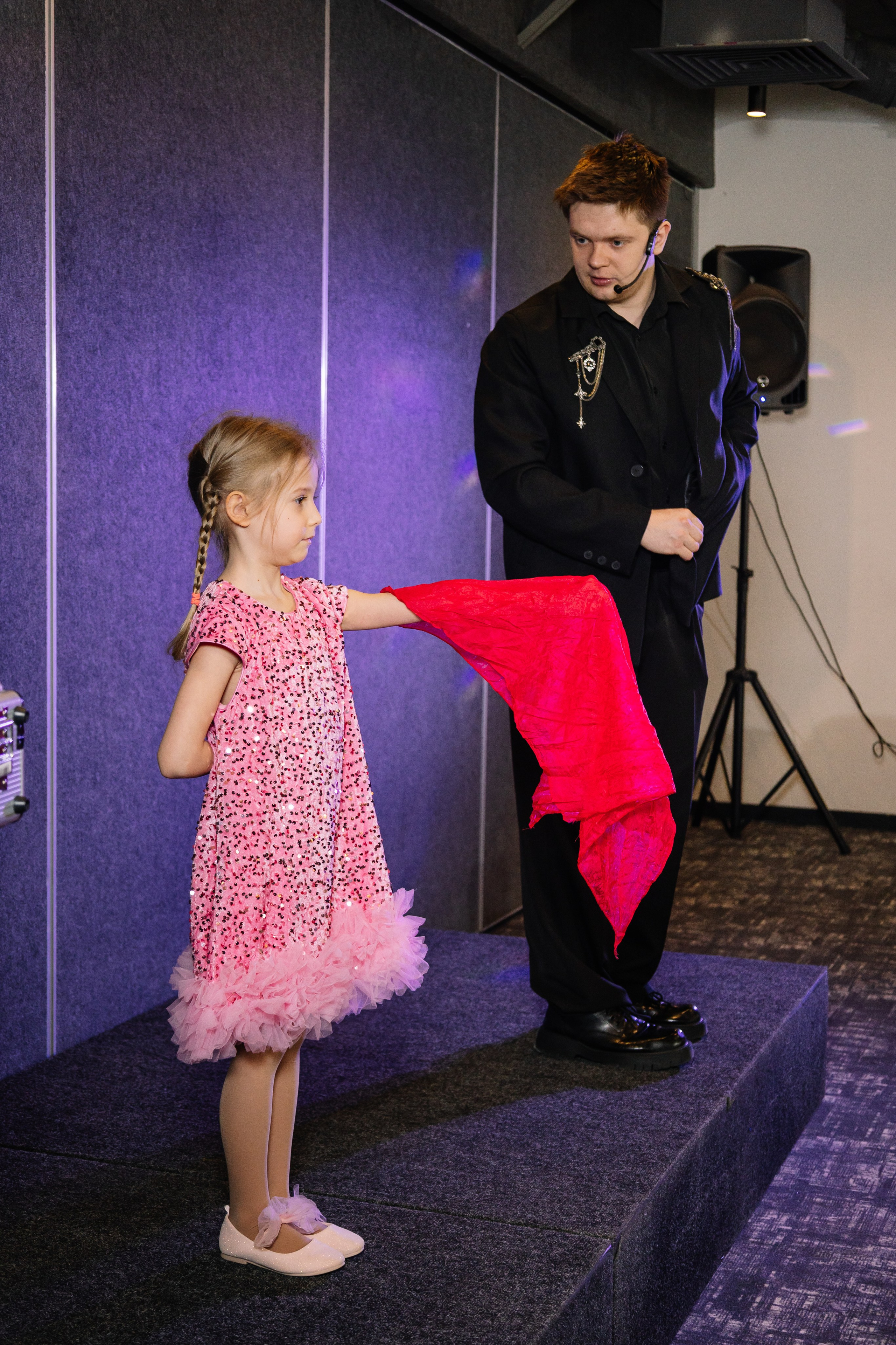 Москва. Фокусник Константин Загузин. 22.03.26. Валерия, репортажный фотограф в г. Москва и г. Владикавказ