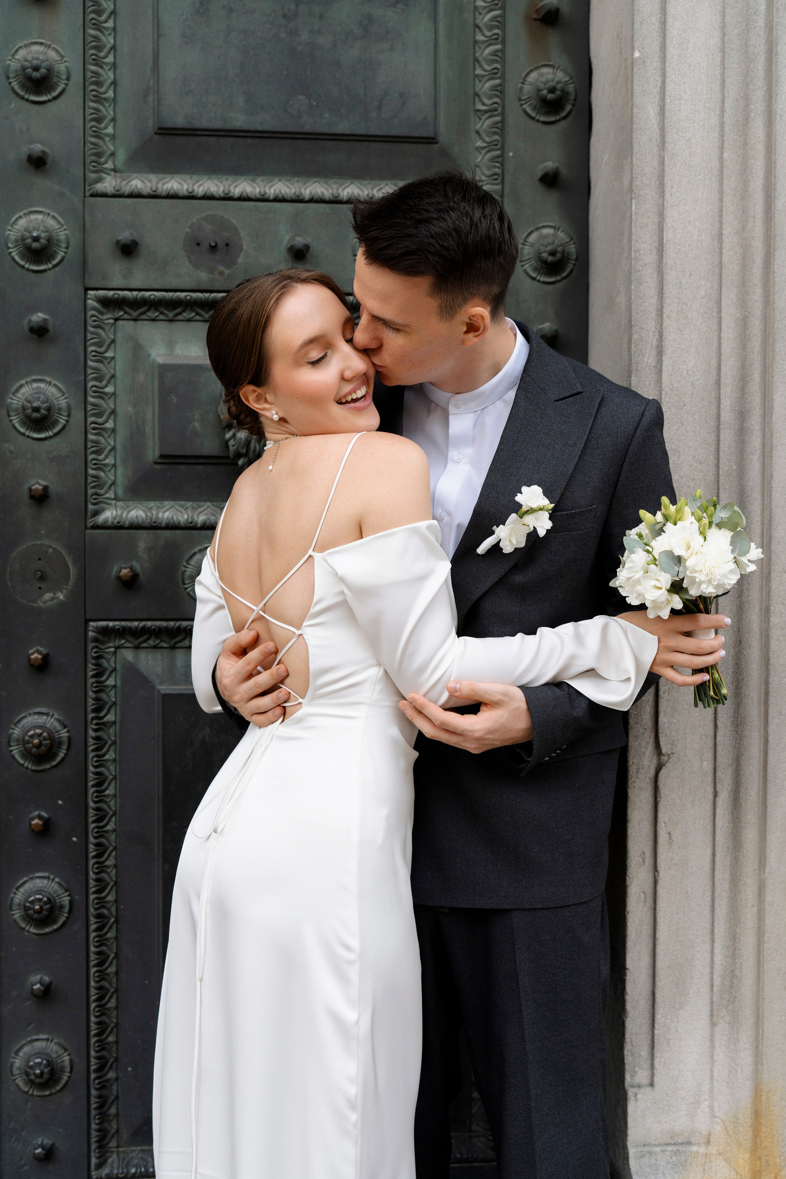 Лёня и Юля. Питер. От утра в отеле до вечеринки в ресторане на заливе. Цифра и плёнка. Свадебный фотограф Катерина Чулкова