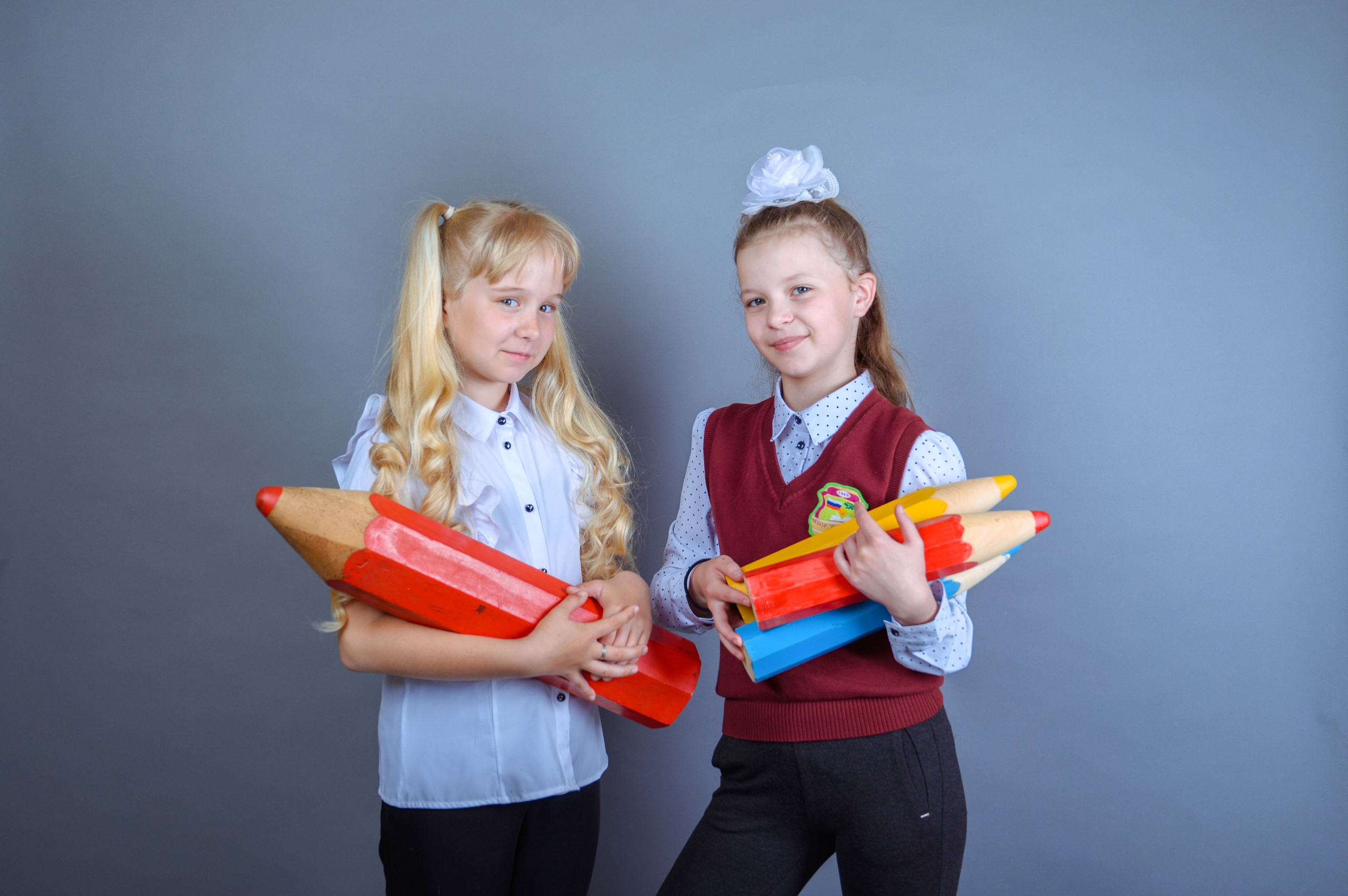 Фотосъемка на фоне с реквизитом. Фотограф. Выпускные альбомы в Барнауле