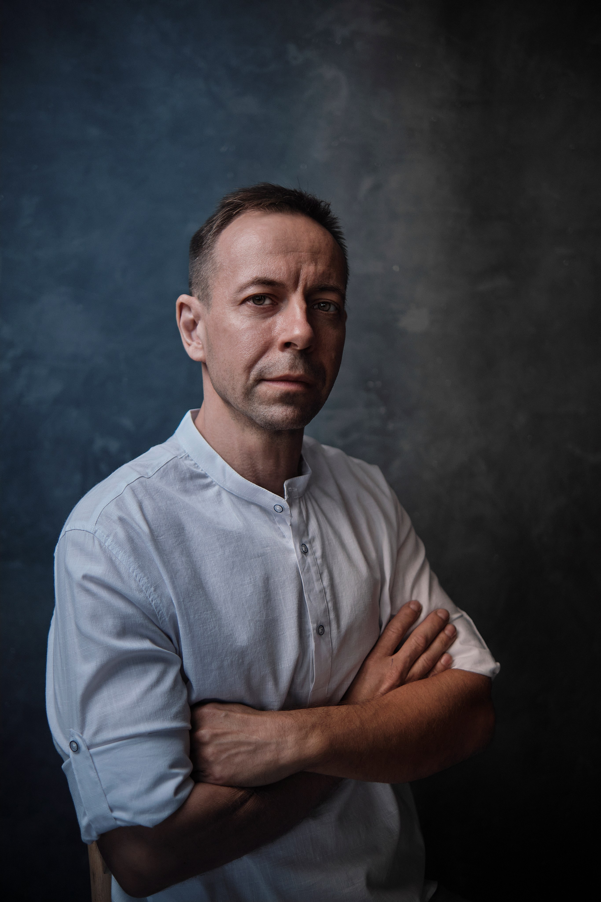 Деловой портрет мужчины в костюме у стеклянного фасада офисного центра на проспекте Ленина в Волгограде