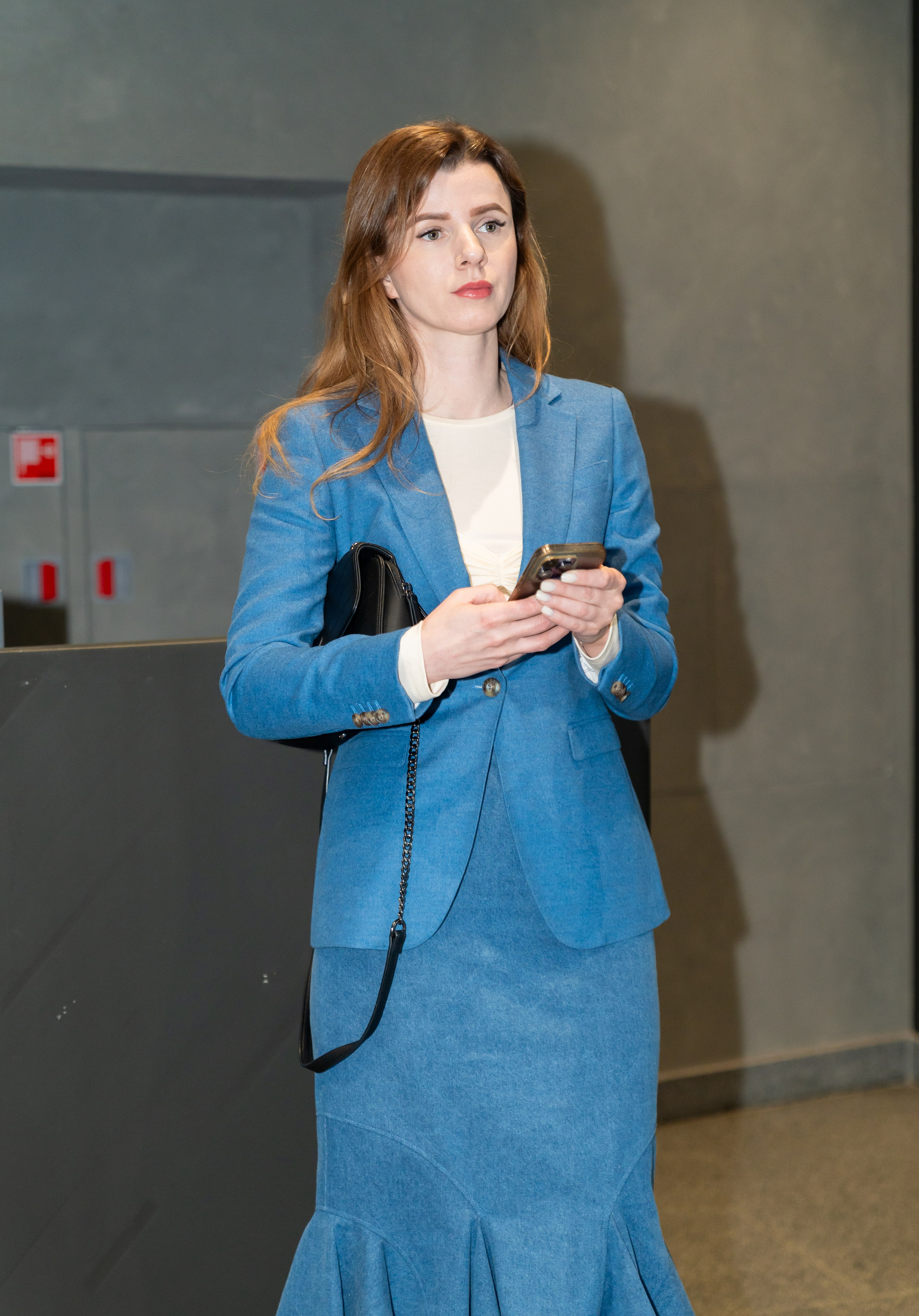 Женщина в голубом костюме на мероприятии День местного самоуправления Санкт-Петербург. Фотография Евгения Мальцева (evrednix.ru).