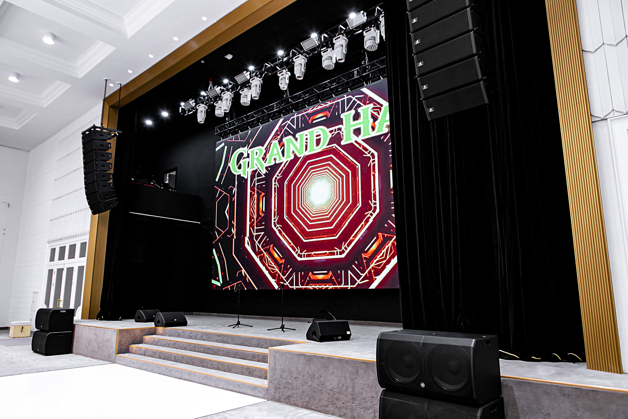 Банкетный зал Grand Holl. Контент фотограф, съемка для маркетплейсов, фуд съемка и репортажи в Новосибирске Ралия Галеева