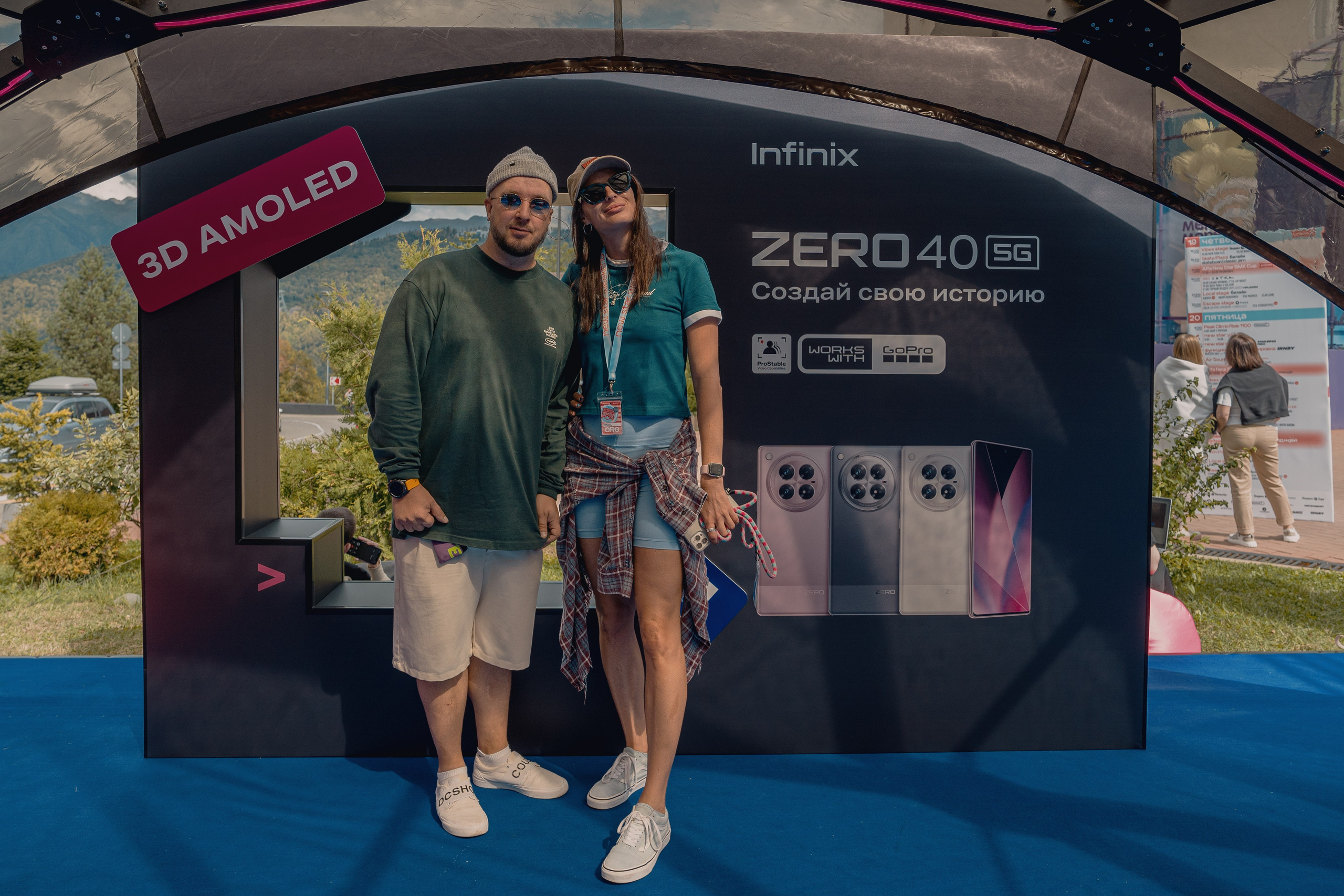 Фотография на фоне банера прохожих с фестиваля